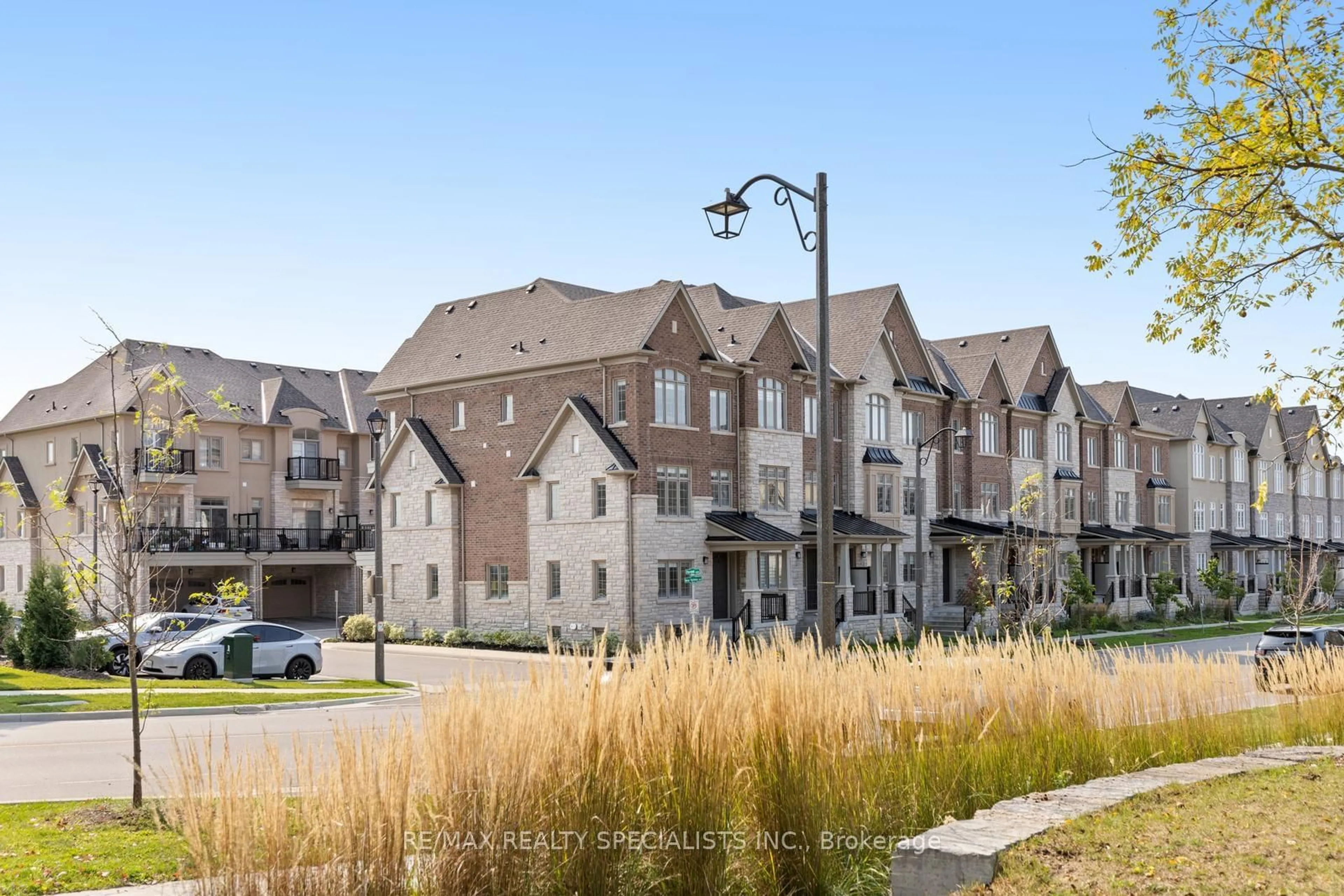 A pic from outside/outdoor area/front of a property/back of a property/a pic from drone, street for 39 New Yorkton Ave, Markham Ontario L6C 0Y5