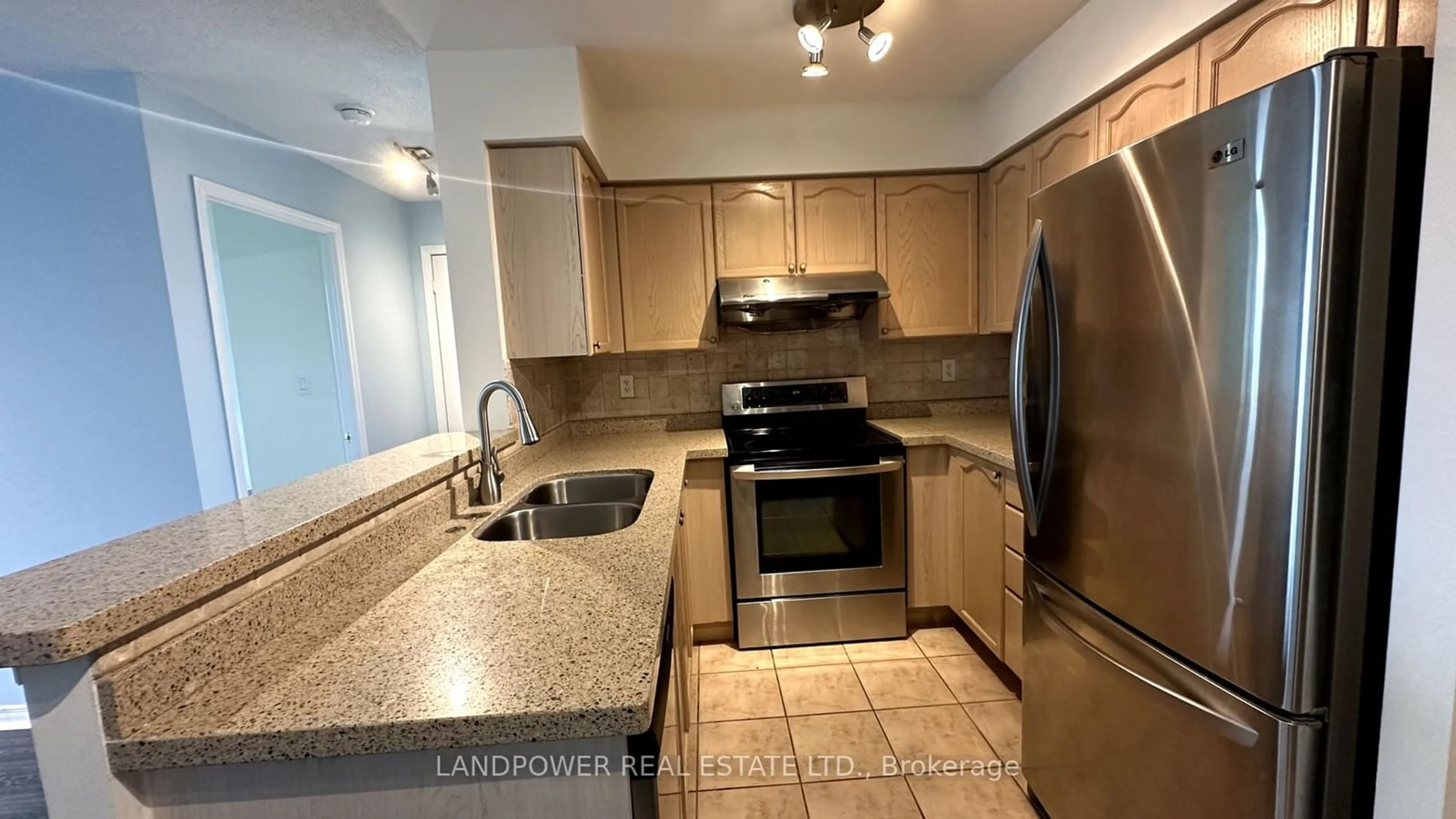 Standard kitchen, ceramic/tile floor for 39 Oneida Cres #1013, Richmond Hill Ontario L4B 4T9