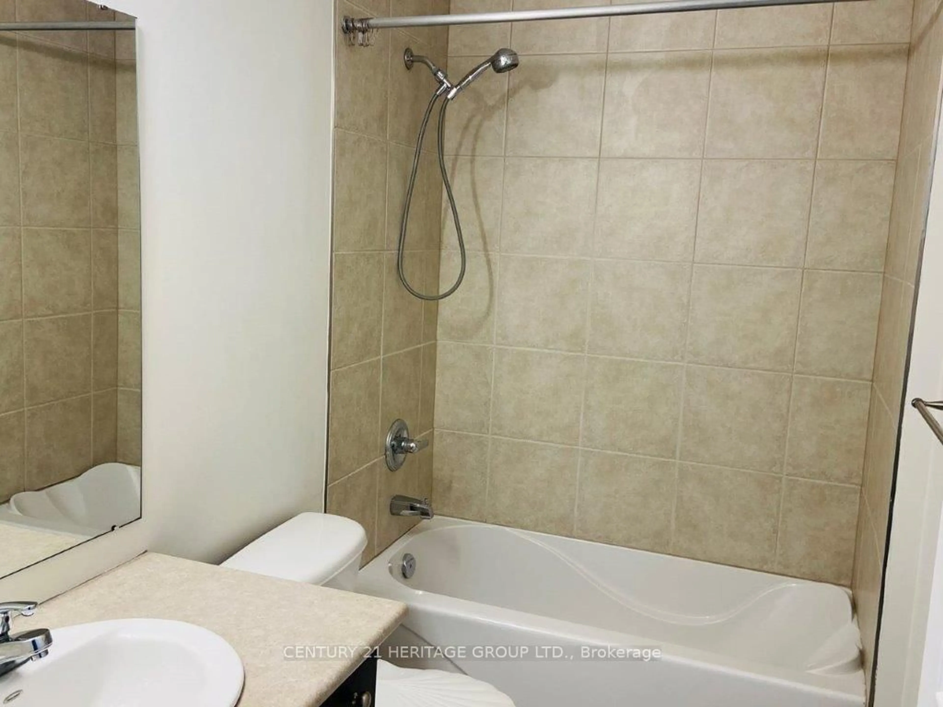 Standard bathroom, ceramic/tile floor for 1018 Griggs Rd, Innisfil Ontario L9S 0A6