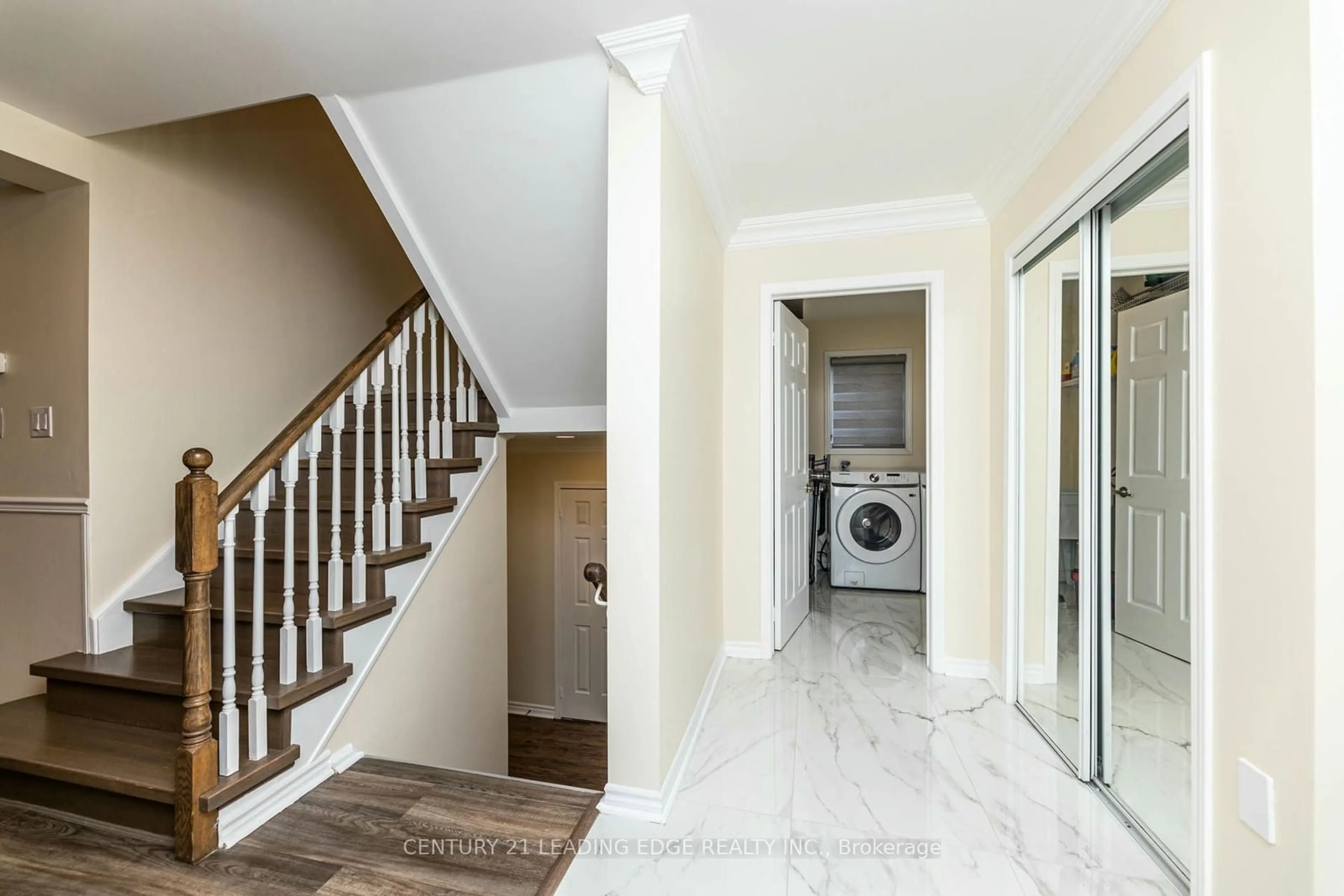 Indoor entryway for 38 Roughley St, Bradford West Gwillimbury Ontario L3Z 3B3