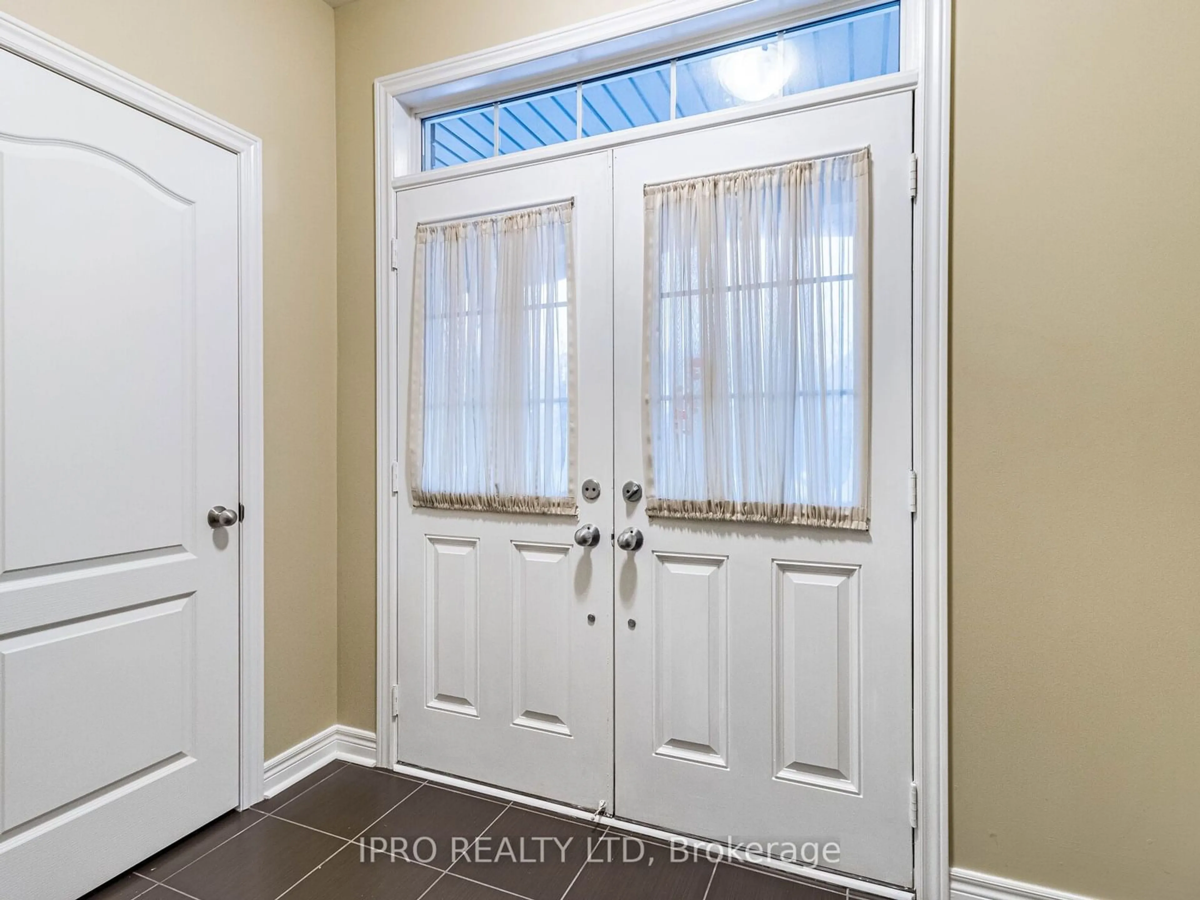 Indoor entryway for 450 Summerlyn Tr, Bradford West Gwillimbury Ontario L3Z 0E3