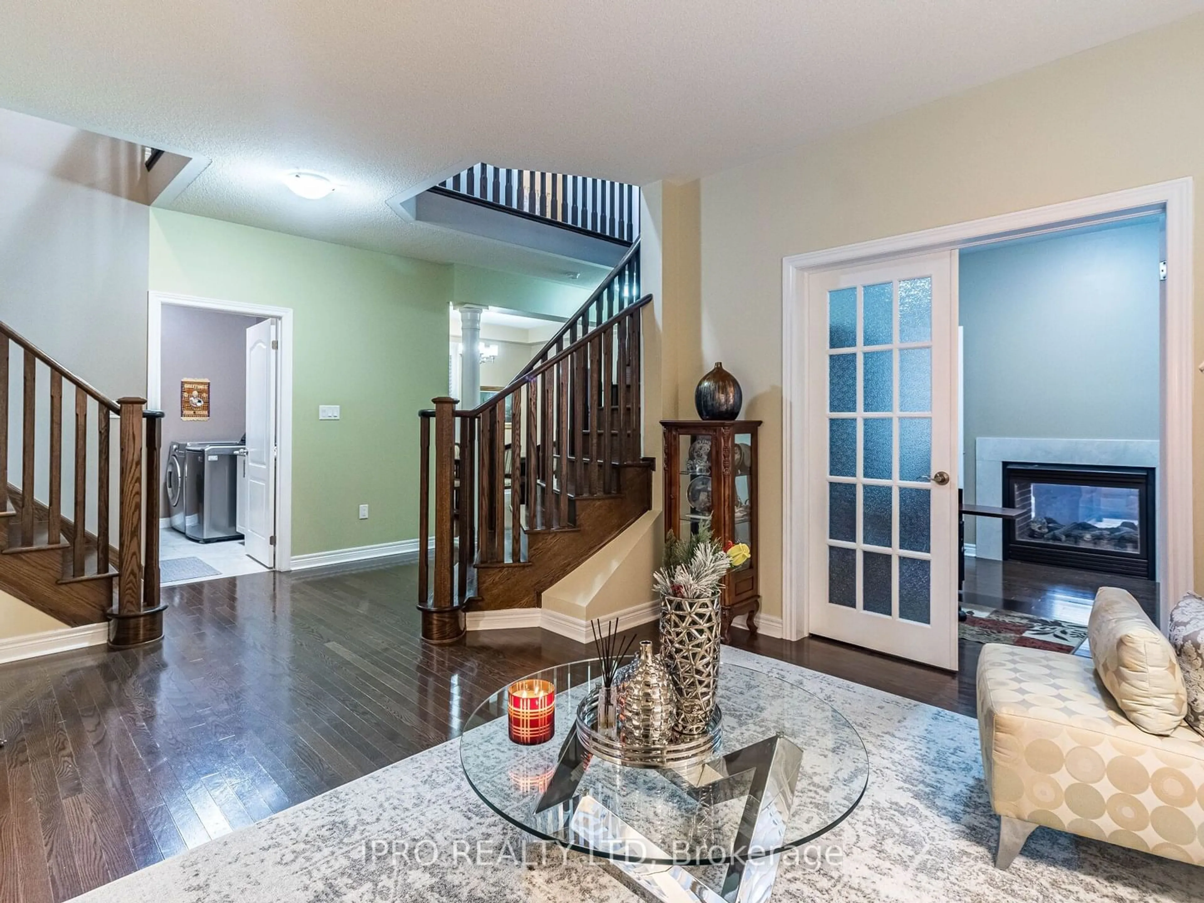 Indoor entryway for 450 Summerlyn Tr, Bradford West Gwillimbury Ontario L3Z 0E3