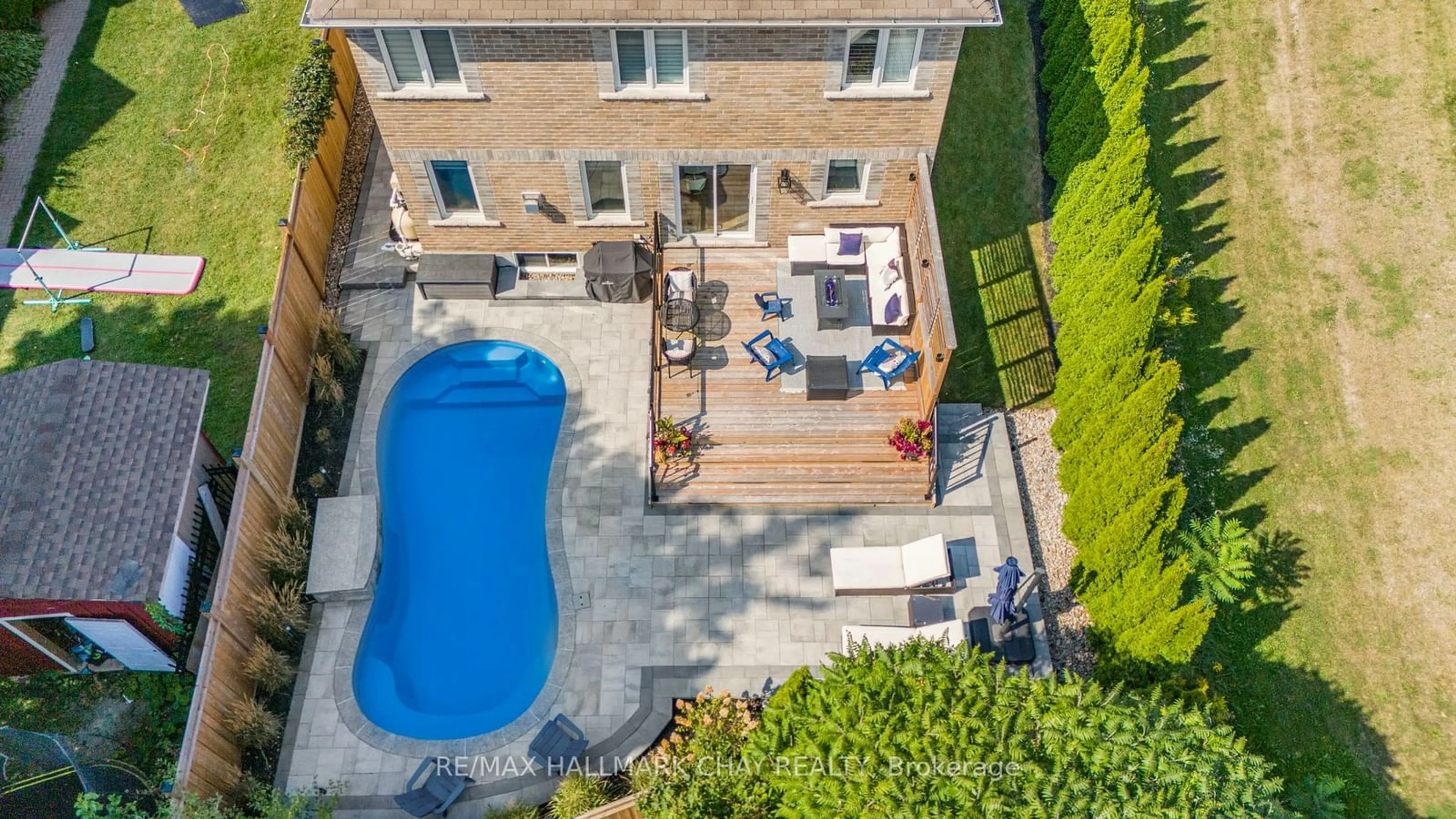 A pic from outside/outdoor area/front of a property/back of a property/a pic from drone, street for 15 Meadowview Dr, Bradford West Gwillimbury Ontario L3Z 3J4