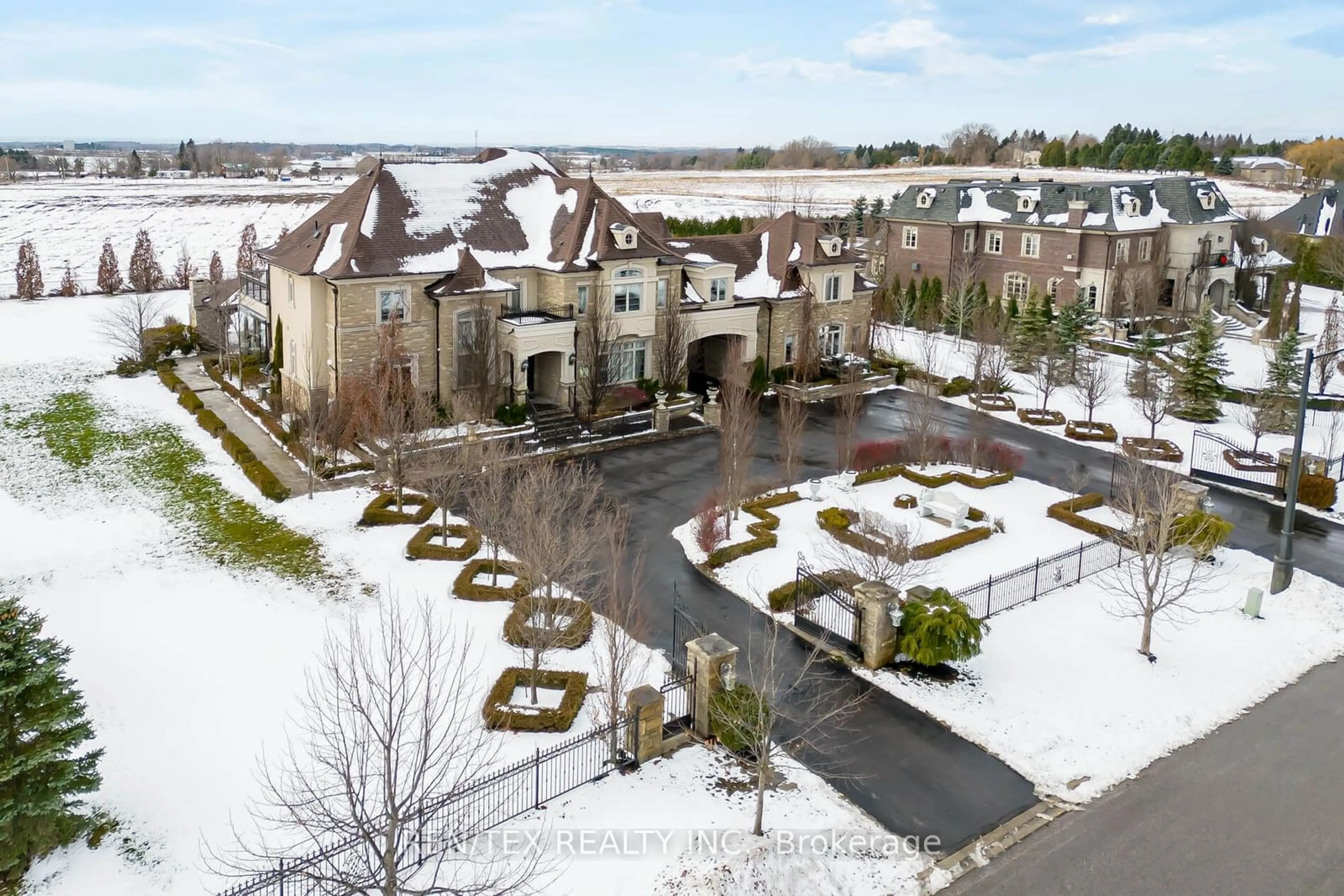 A pic from outside/outdoor area/front of a property/back of a property/a pic from drone, unknown for 106 Stallions Crt, Vaughan Ontario L6A 4V5