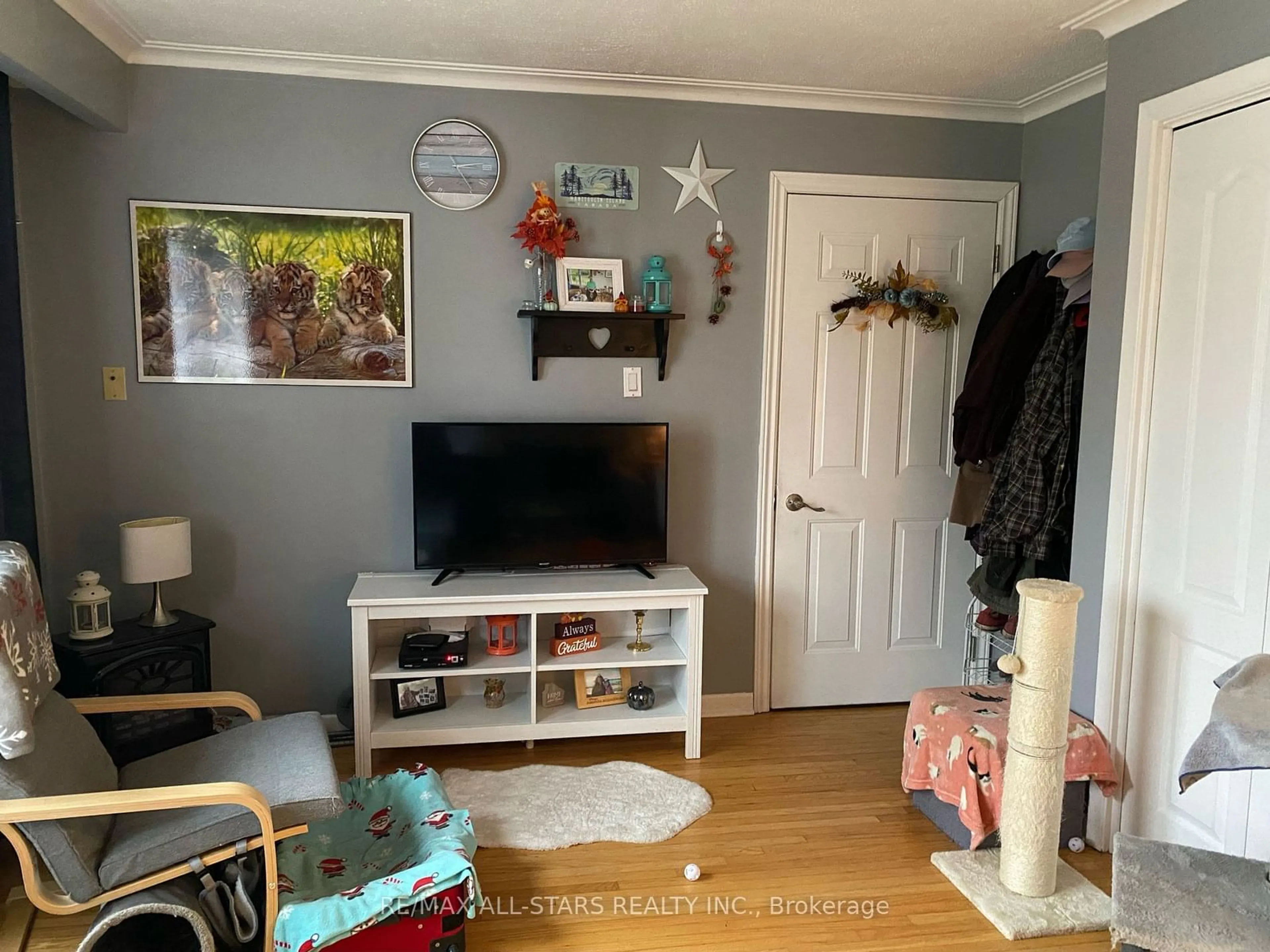 Living room with furniture, wood/laminate floor for 33 Jerman St, Markham Ontario L3P 2S4