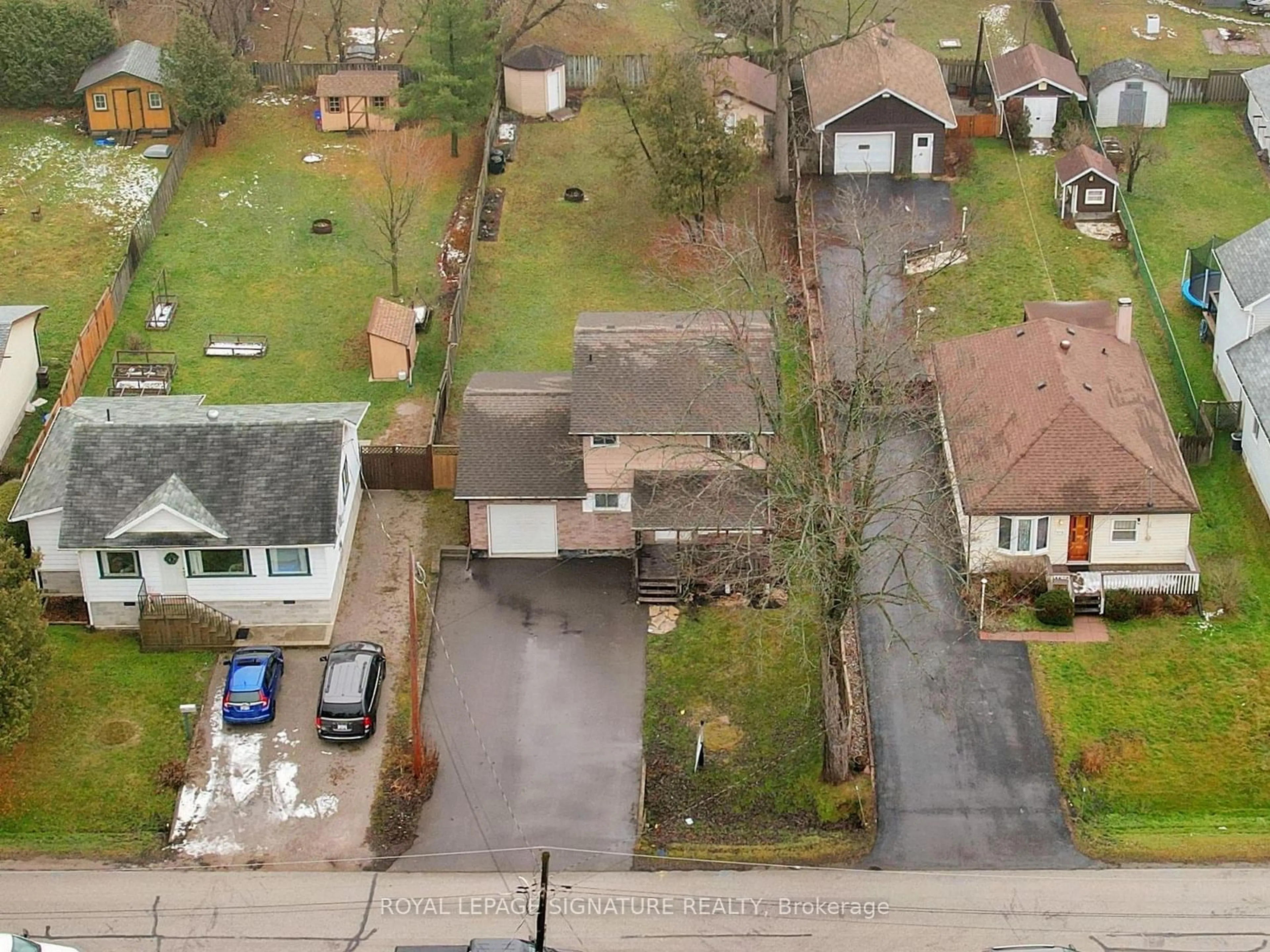 A pic from outside/outdoor area/front of a property/back of a property/a pic from drone, street for 213 Royal Rd, Georgina Ontario L4P 2T6