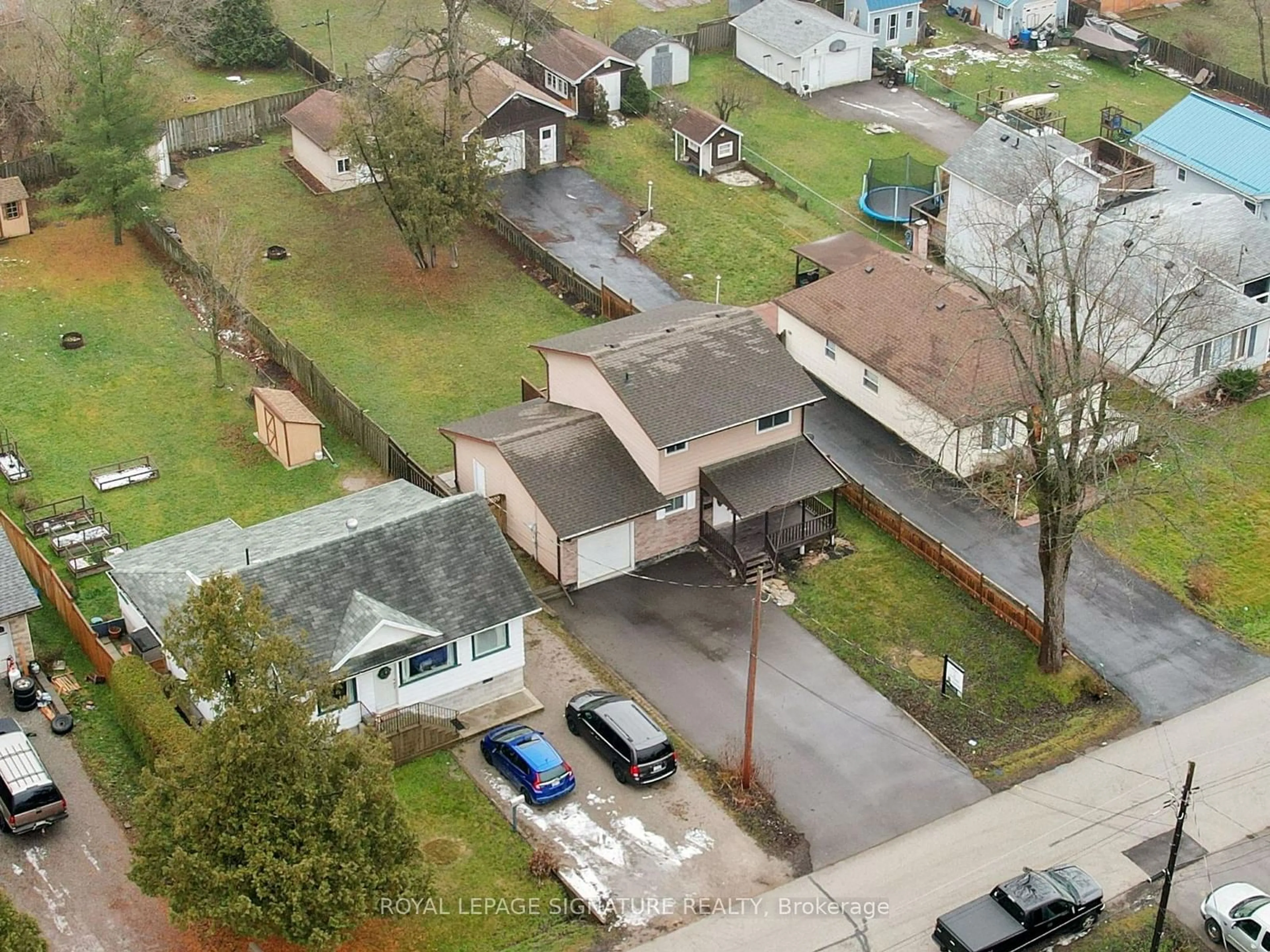 A pic from outside/outdoor area/front of a property/back of a property/a pic from drone, street for 213 Royal Rd, Georgina Ontario L4P 2T6