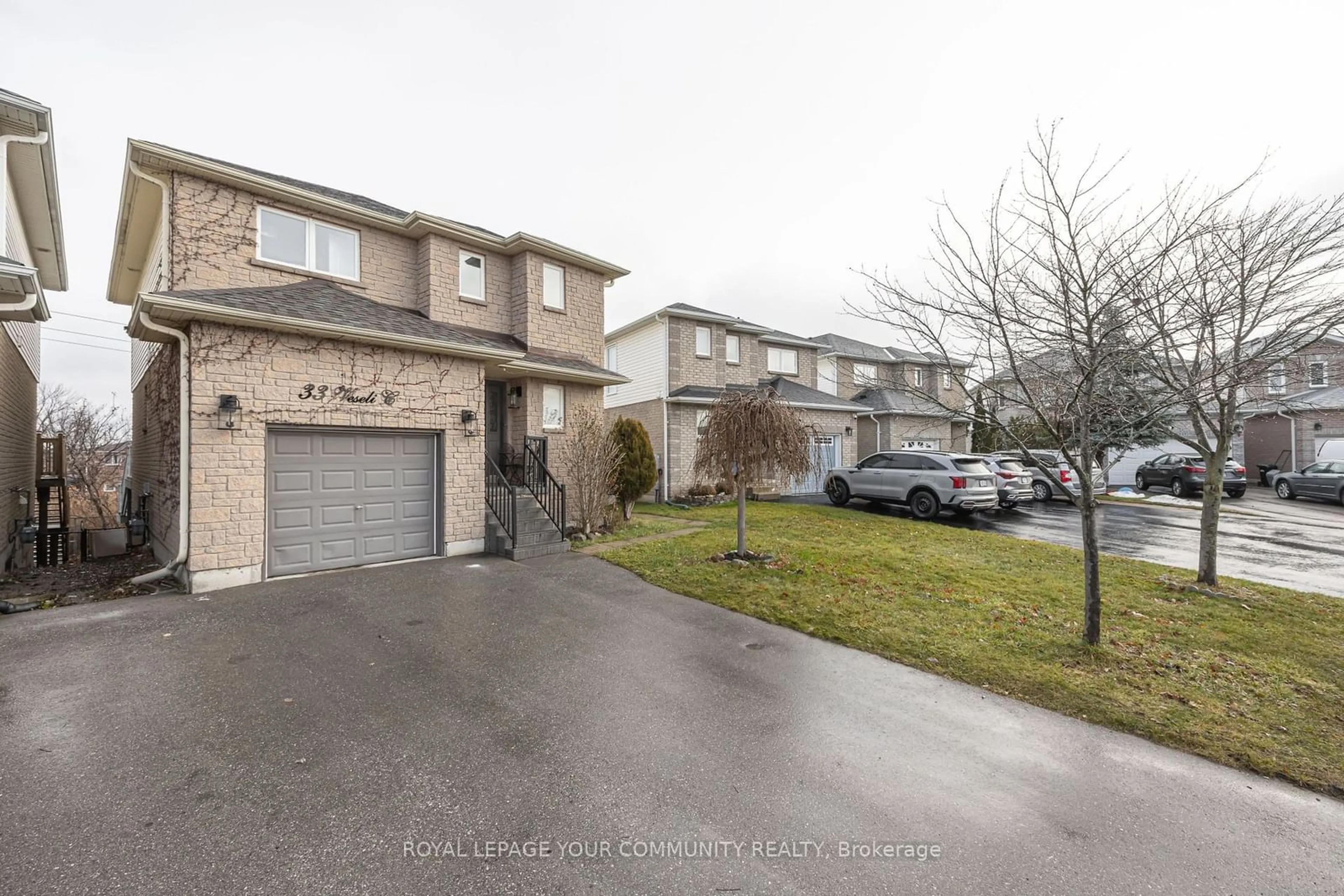 A pic from outside/outdoor area/front of a property/back of a property/a pic from drone, street for 33 Veseli Crt, Bradford West Gwillimbury Ontario L3Z 3C3