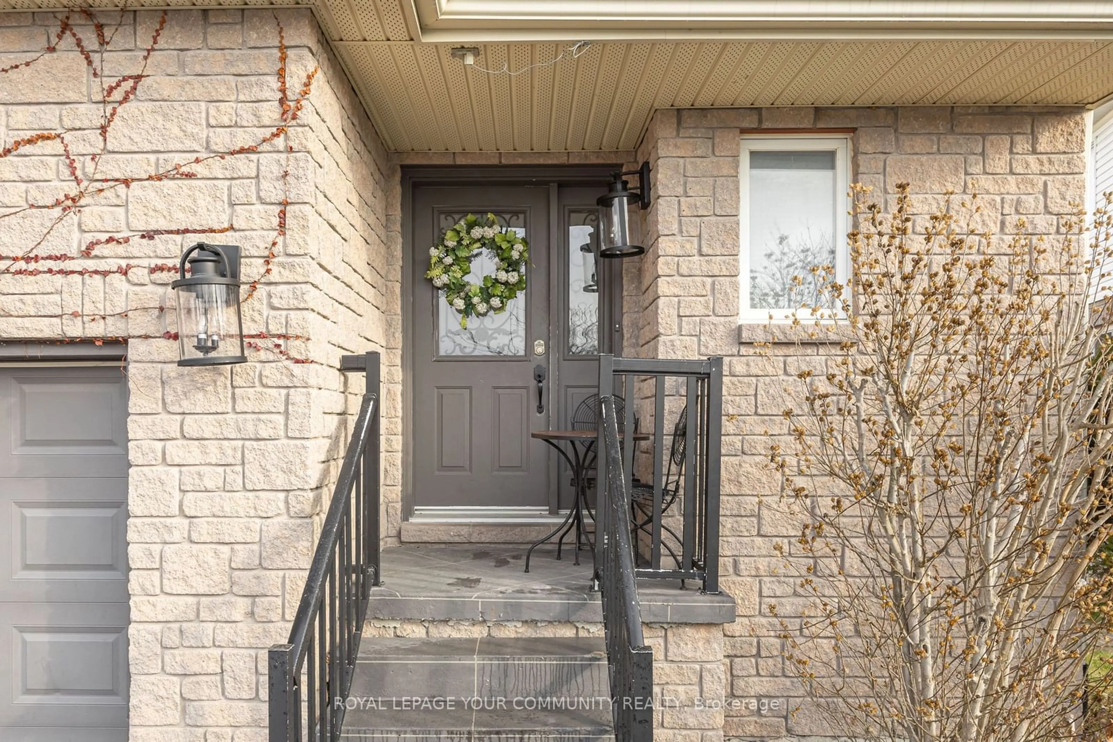 Indoor entryway for 33 Veseli Crt, Bradford West Gwillimbury Ontario L3Z 3C3