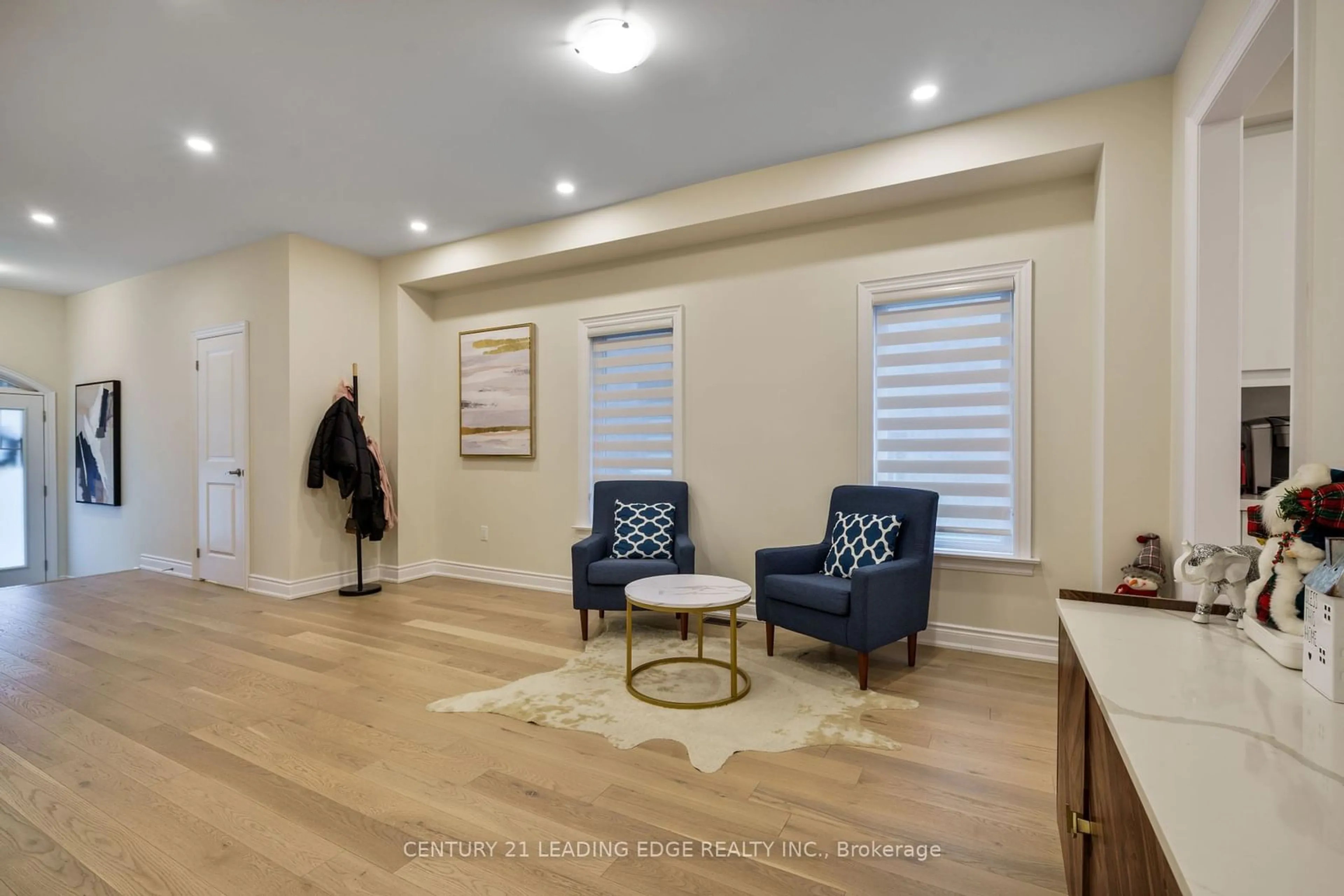 Living room with furniture, wood/laminate floor for 61 MAC CAMPBELL Way, Bradford West Gwillimbury Ontario L3Z 4M6