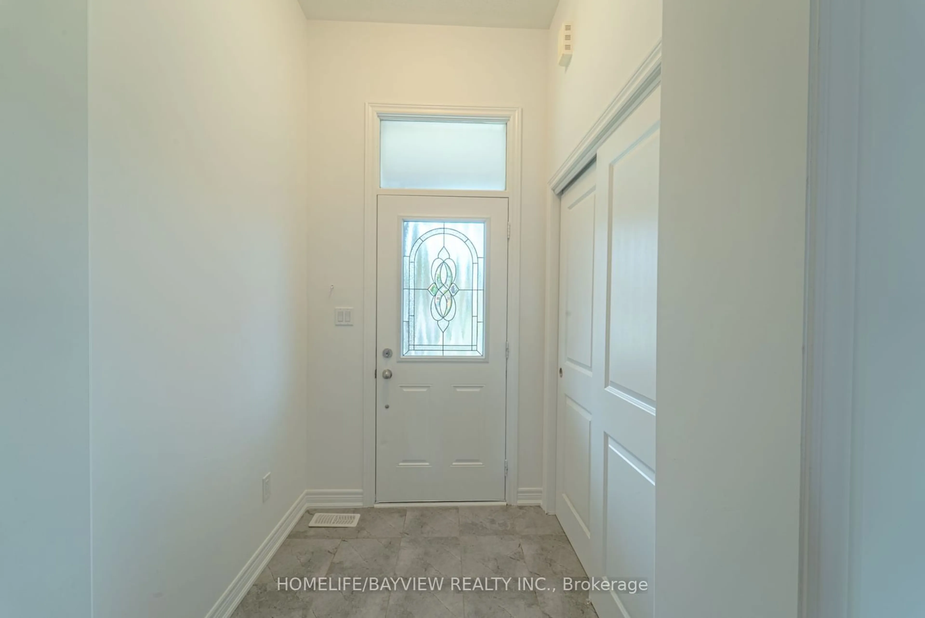 Indoor entryway for 99 Kingsmere Cres, New Tecumseth Ontario L9R 0C4