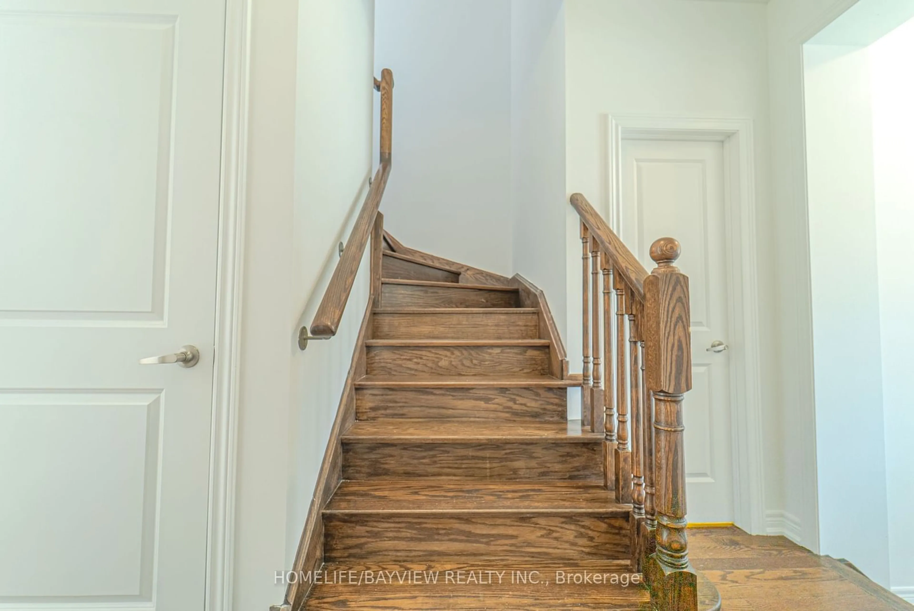 Stairs for 99 Kingsmere Cres, New Tecumseth Ontario L9R 0C4