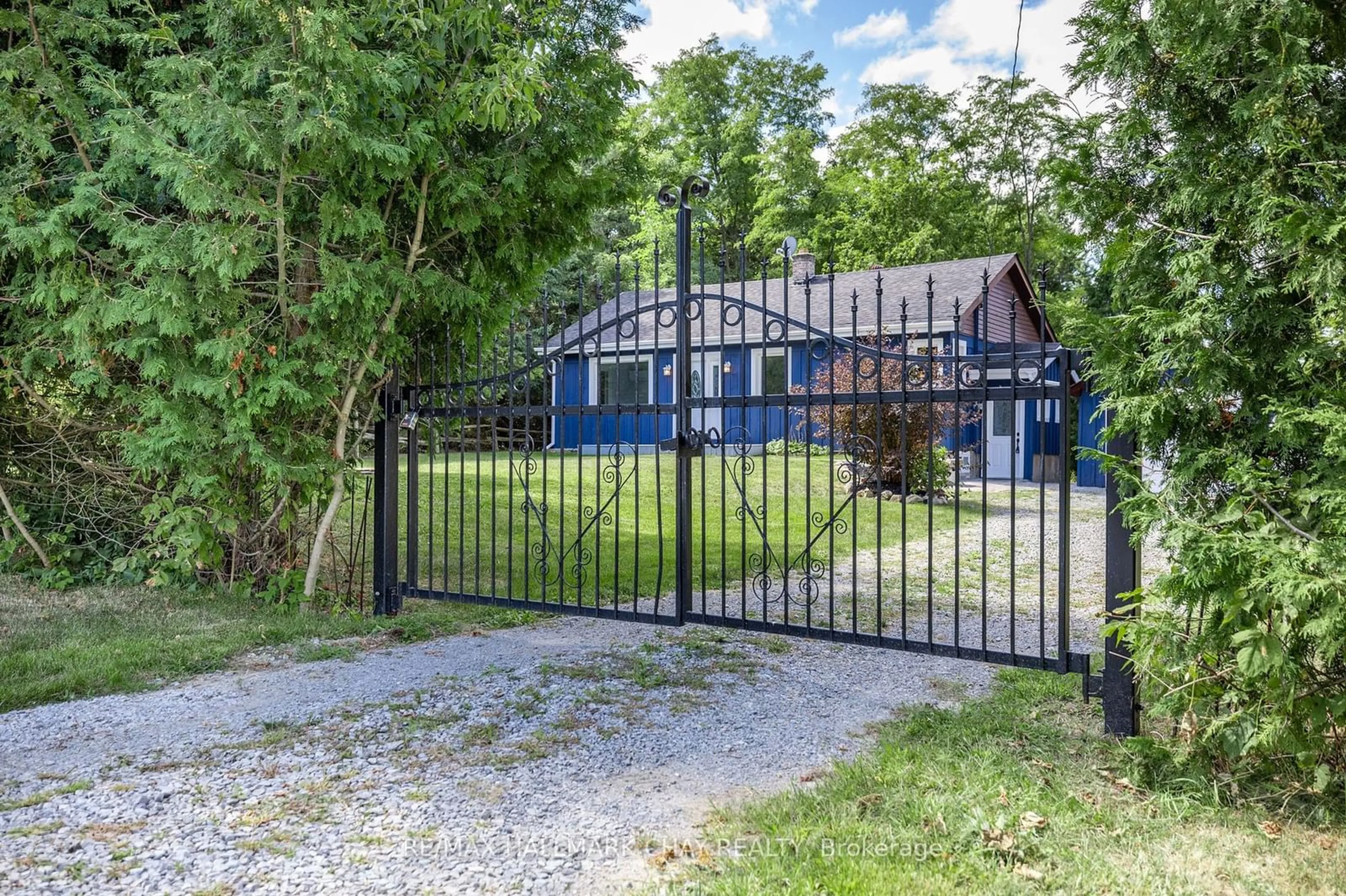 A pic from outside/outdoor area/front of a property/back of a property/a pic from drone, street for 21726 Highway 48, East Gwillimbury Ontario L0G 1M0