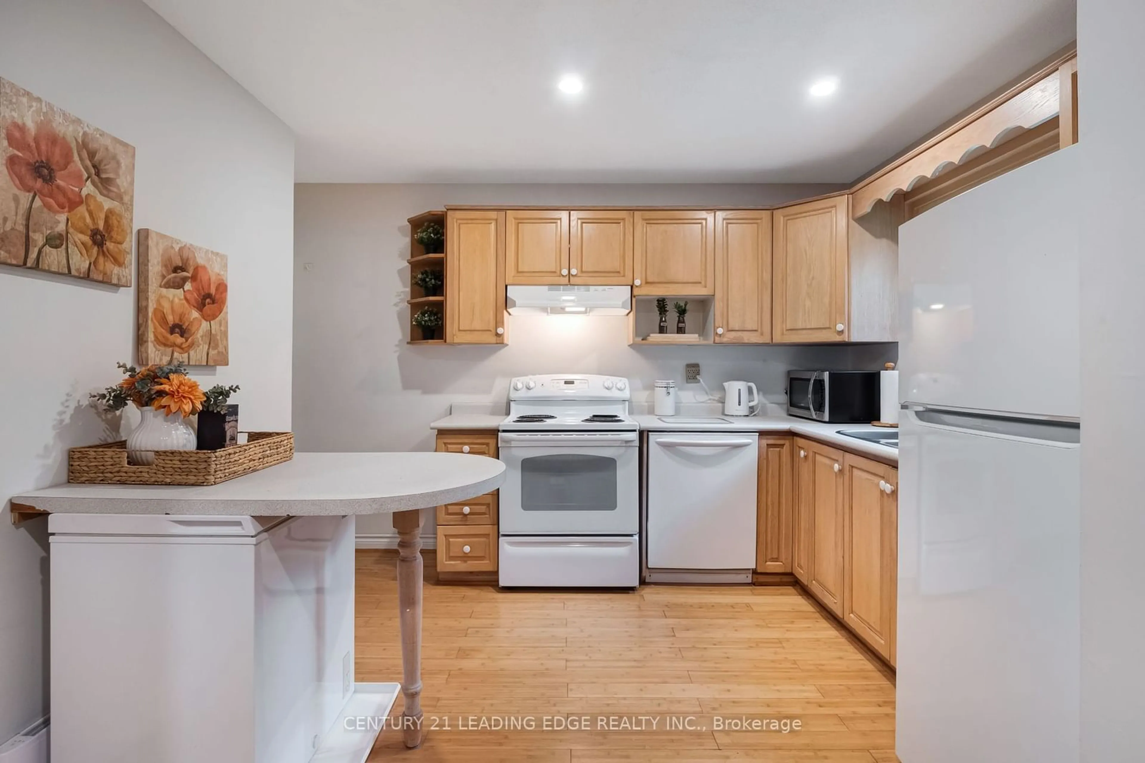 Standard kitchen, wood/laminate floor for 116 Wales Ave #4, Markham Ontario L3P 3K2