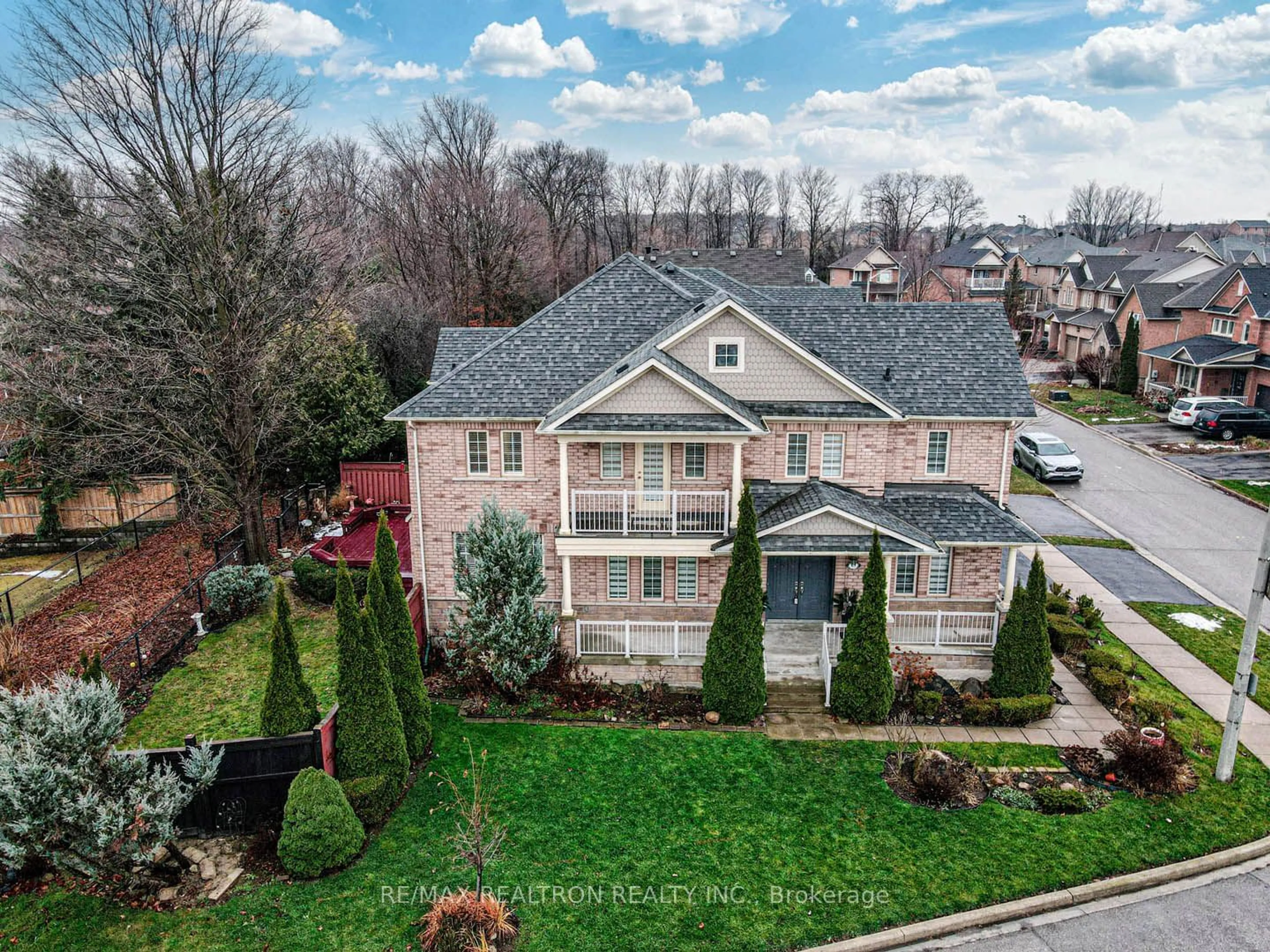 A pic from outside/outdoor area/front of a property/back of a property/a pic from drone, unknown for 69 Grand Oak Dr, Richmond Hill Ontario L4E 4A2