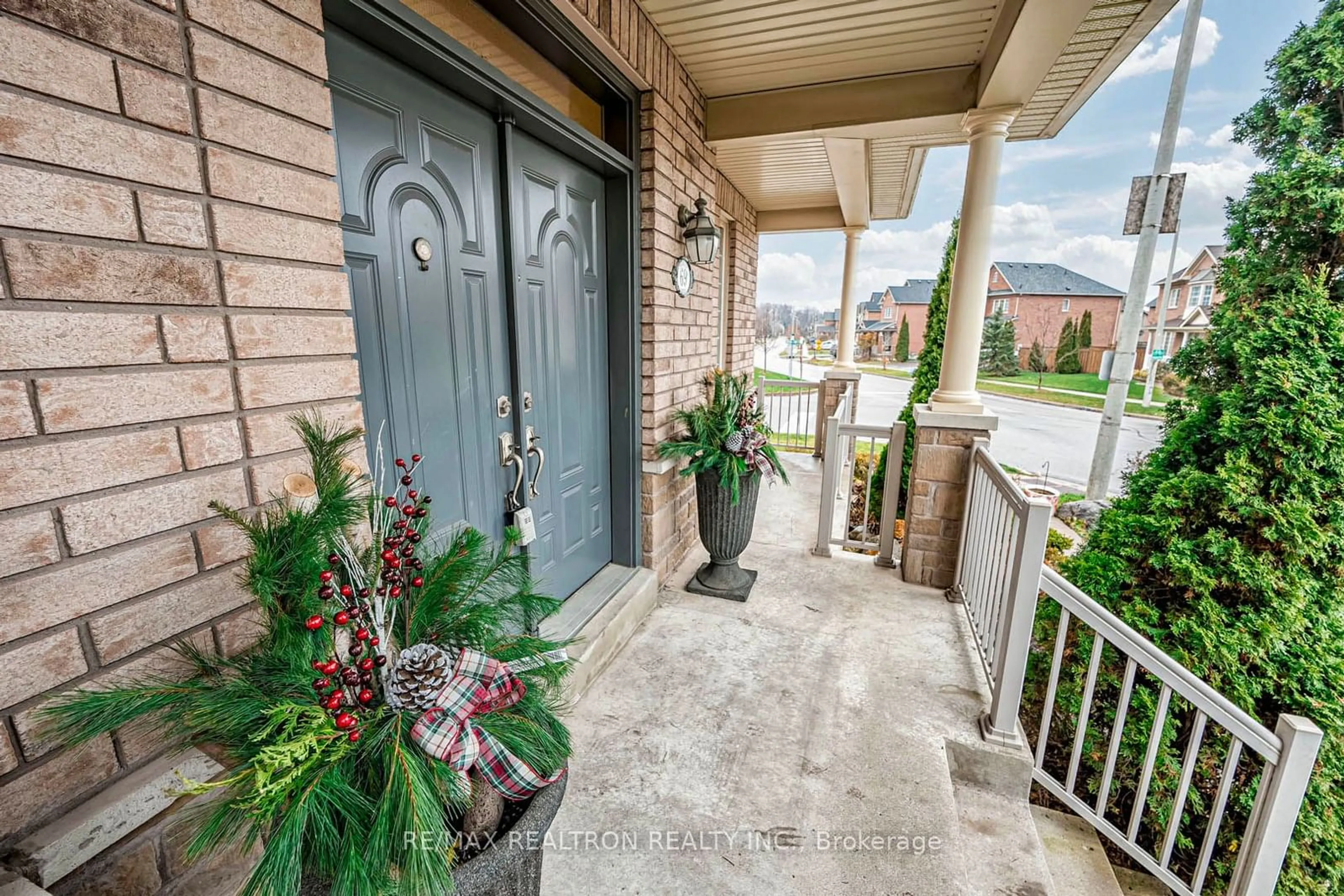 Indoor entryway for 69 Grand Oak Dr, Richmond Hill Ontario L4E 4A2