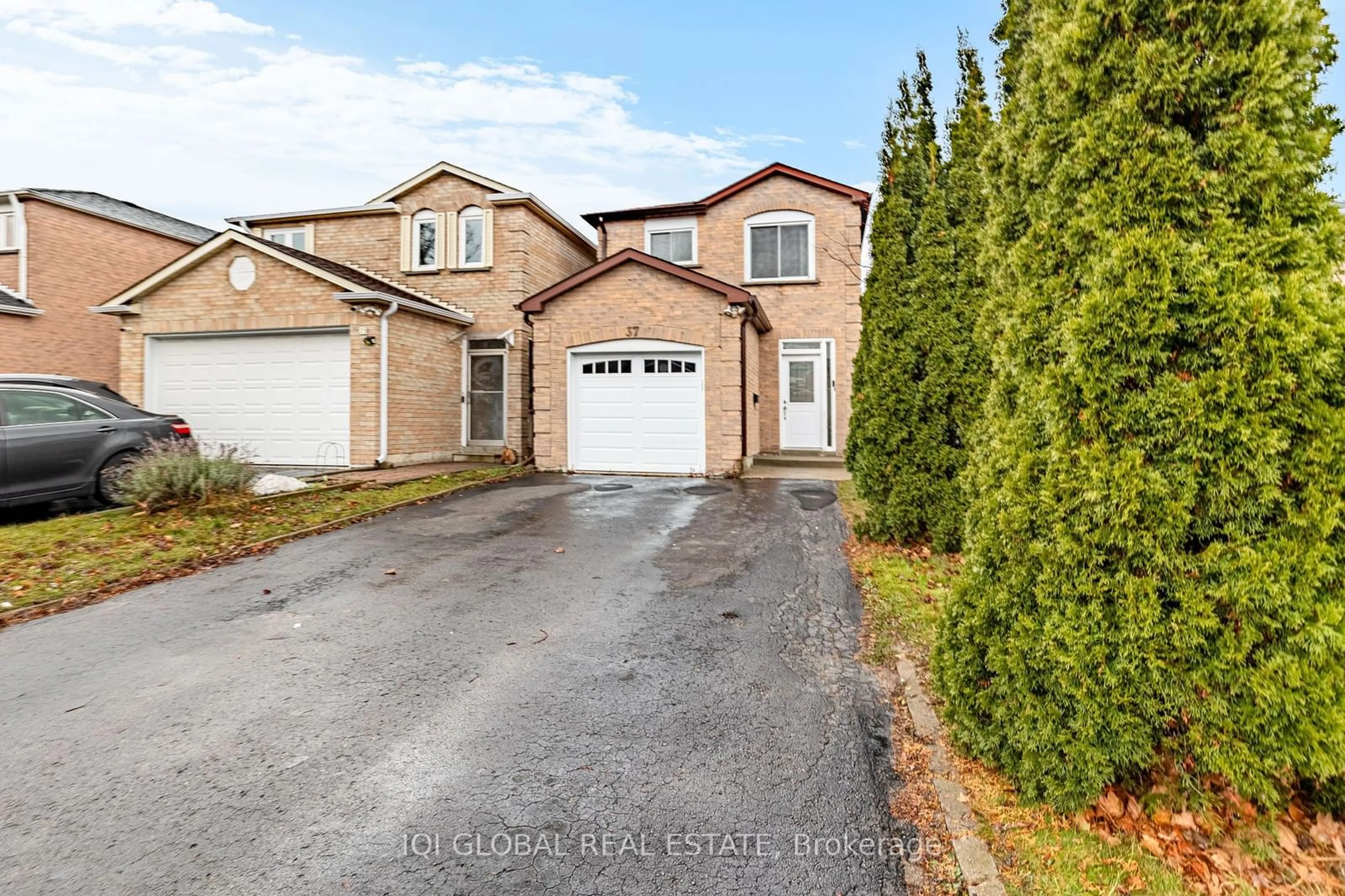 A pic from outside/outdoor area/front of a property/back of a property/a pic from drone, street for 37 Digby Cres, Markham Ontario L3R 7G8