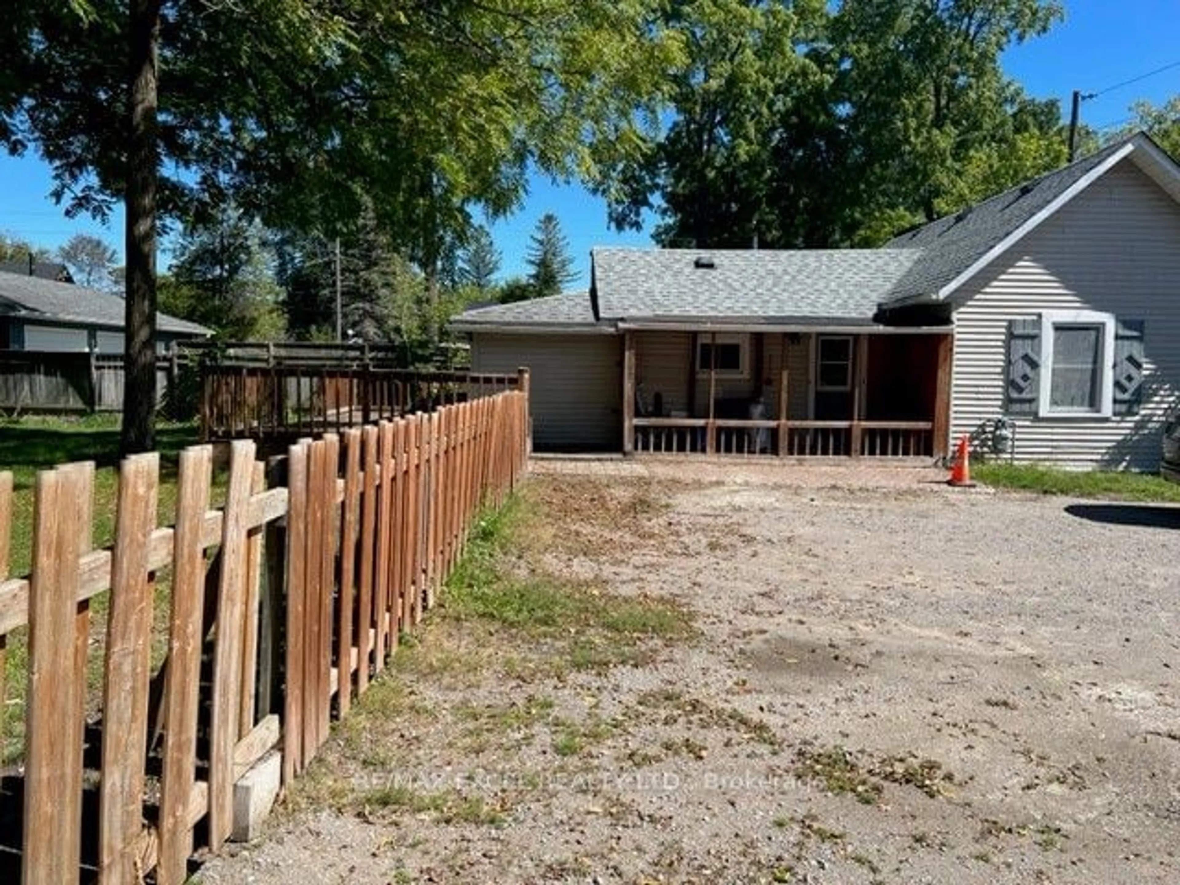 A pic from outside/outdoor area/front of a property/back of a property/a pic from drone, street for 28 St James St, Georgina Ontario L0E 1R0