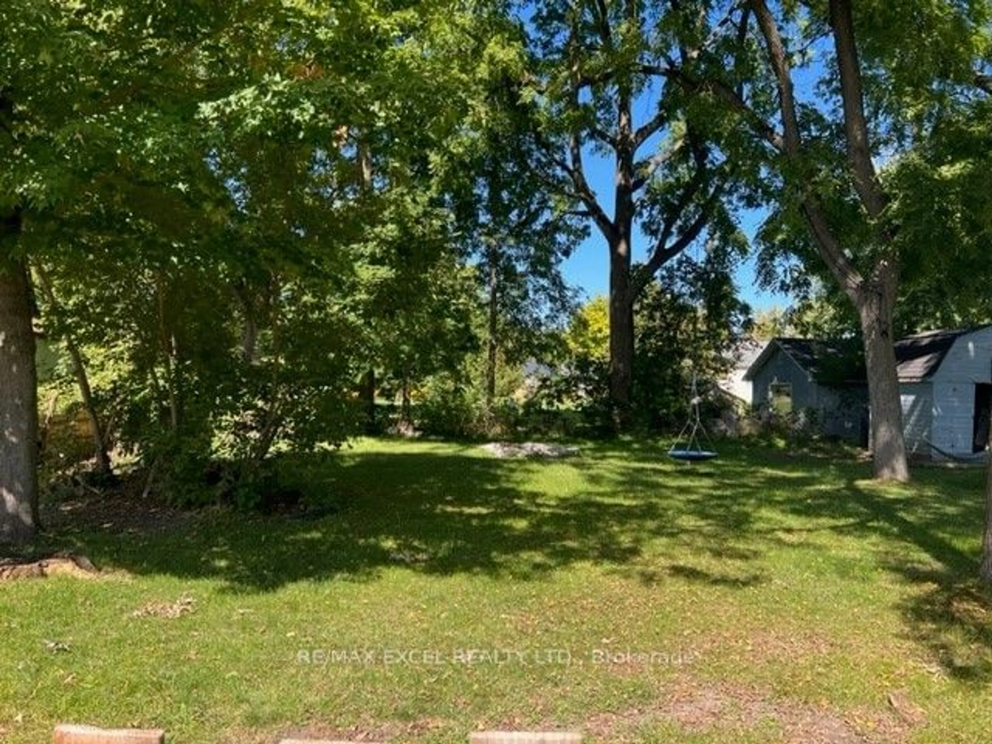 A pic from outside/outdoor area/front of a property/back of a property/a pic from drone, forest/trees view for 28 St James St, Georgina Ontario L0E 1R0