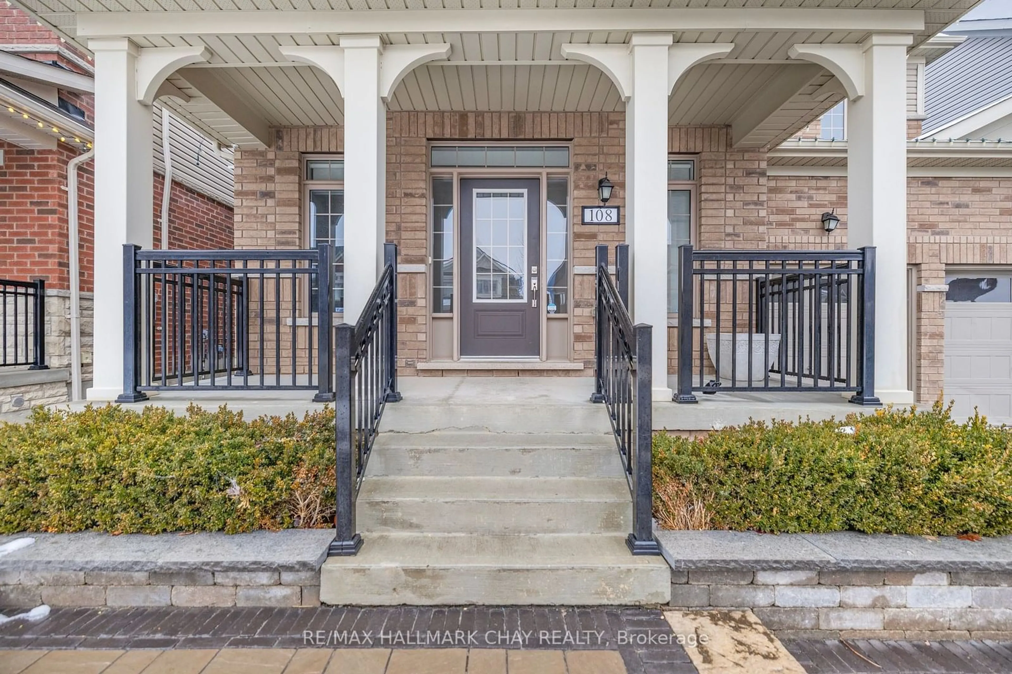 Indoor entryway for 108 Donnan Dr, New Tecumseth Ontario L0G 1W0