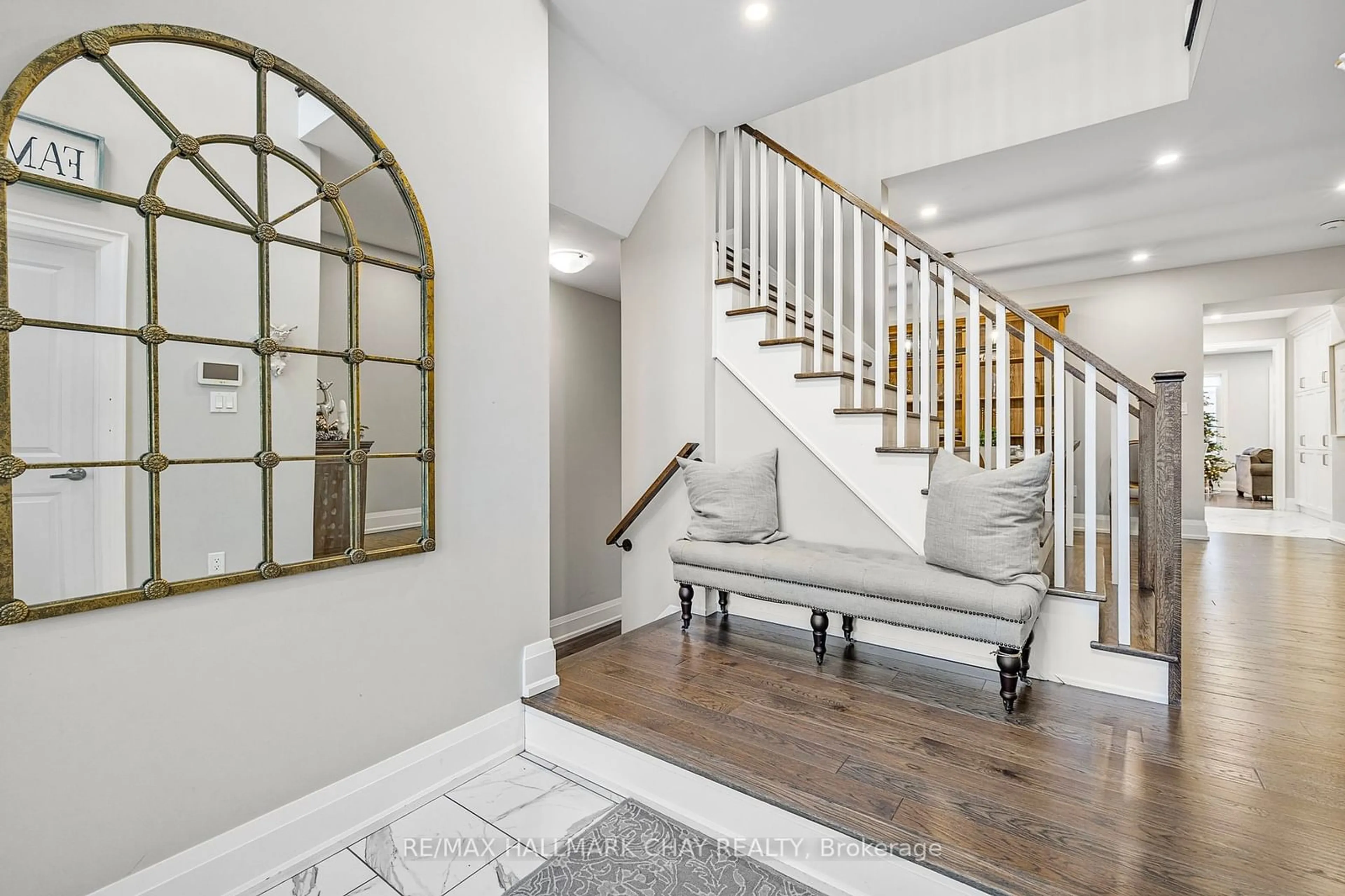 Indoor entryway for 108 Donnan Dr, New Tecumseth Ontario L0G 1W0