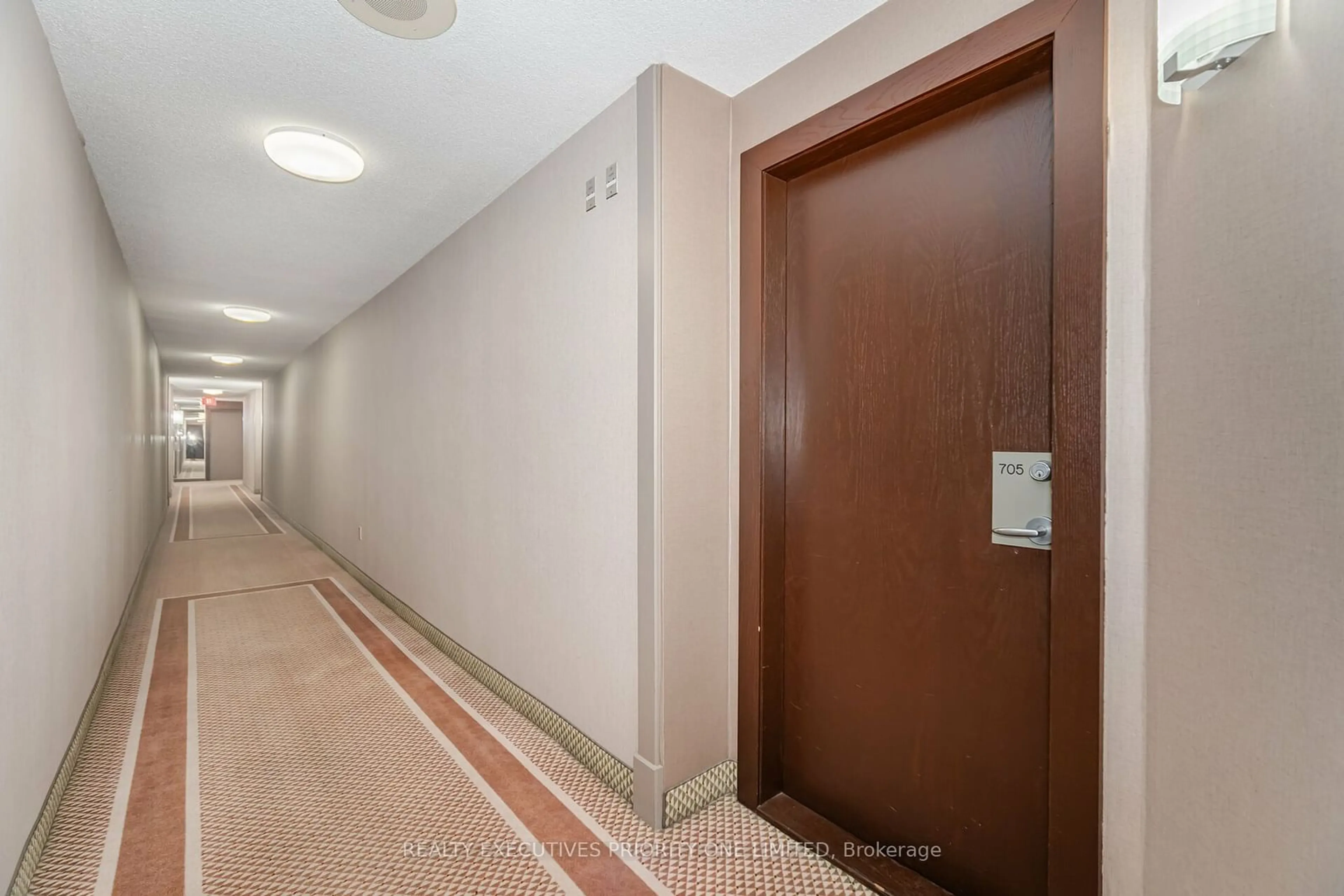 Indoor foyer for 7250 Yonge St #705, Vaughan Ontario L4J 7X1