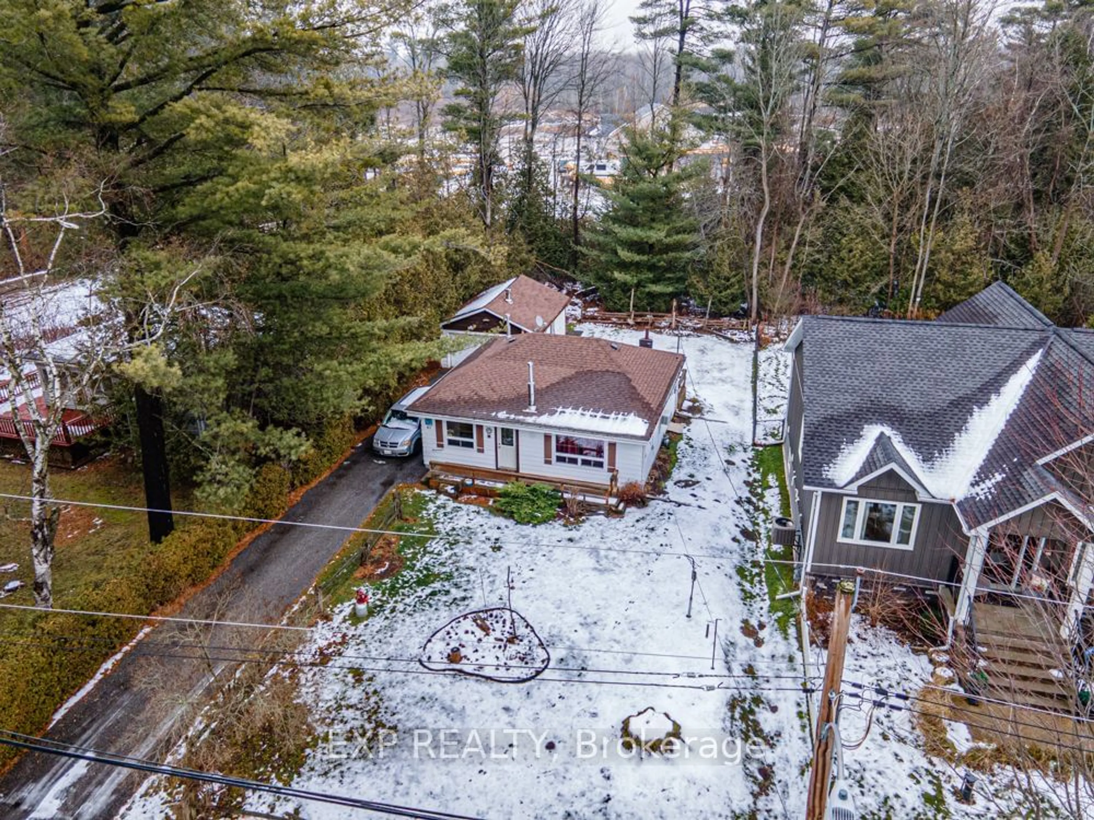 A pic from outside/outdoor area/front of a property/back of a property/a pic from drone, street for 67 Maple Ave, Georgina Ontario L0E 1R0