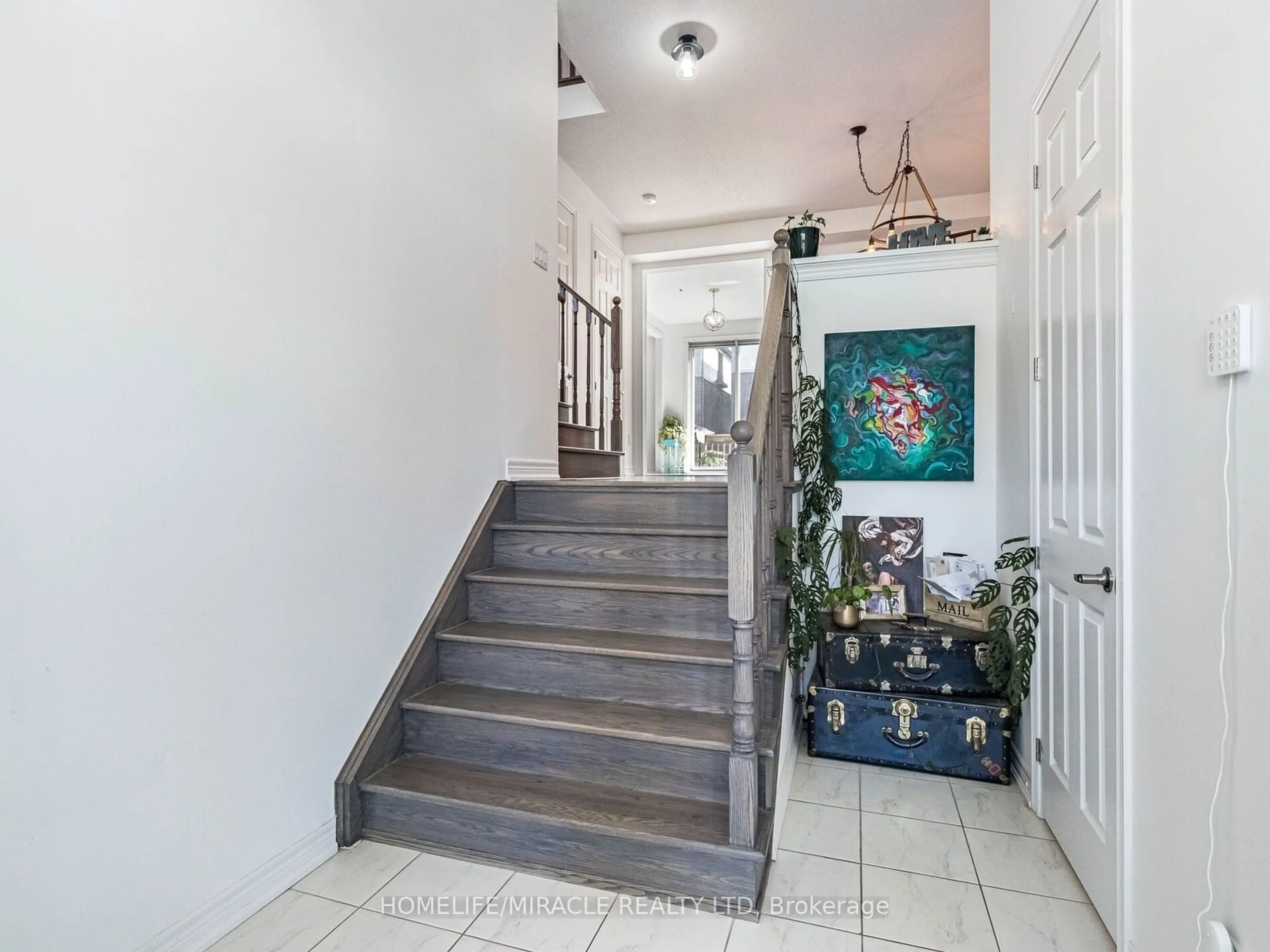 Indoor entryway for 45 Kennedy Blvd, New Tecumseth Ontario L9R 0L7