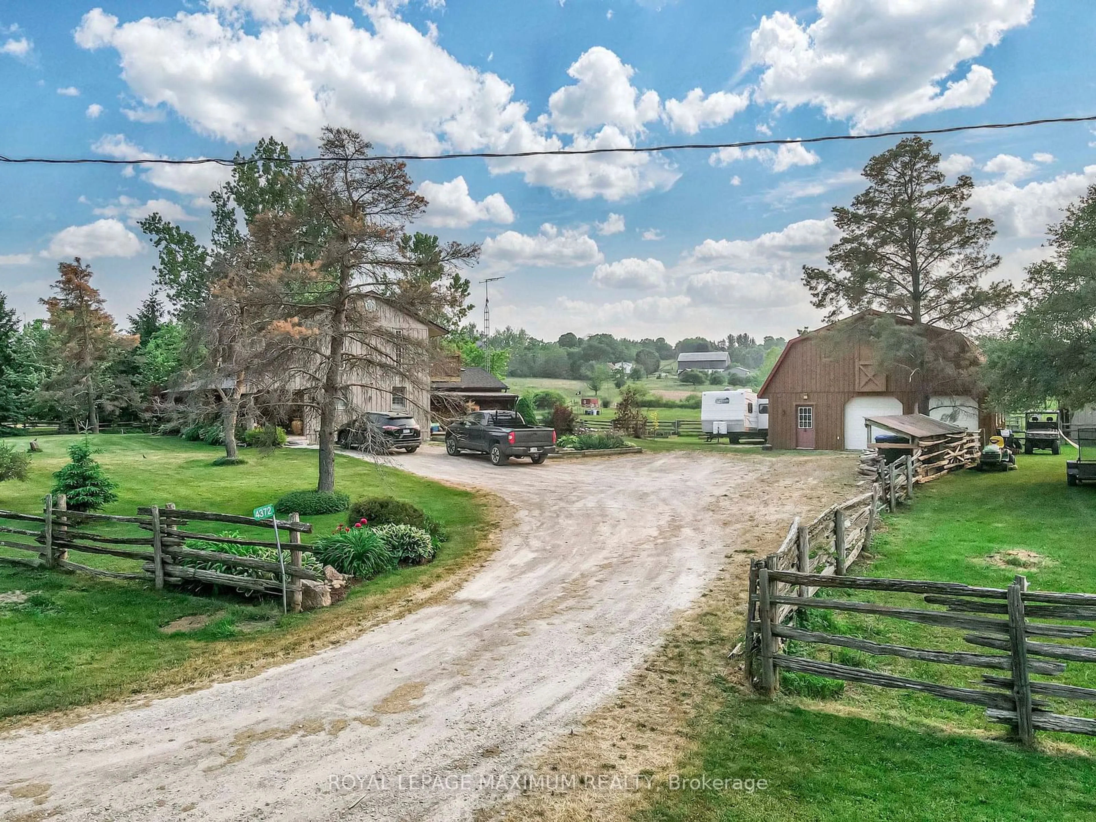 A pic from outside/outdoor area/front of a property/back of a property/a pic from drone, unknown for 4372 Train St, New Tecumseth Ontario L9R 1V4