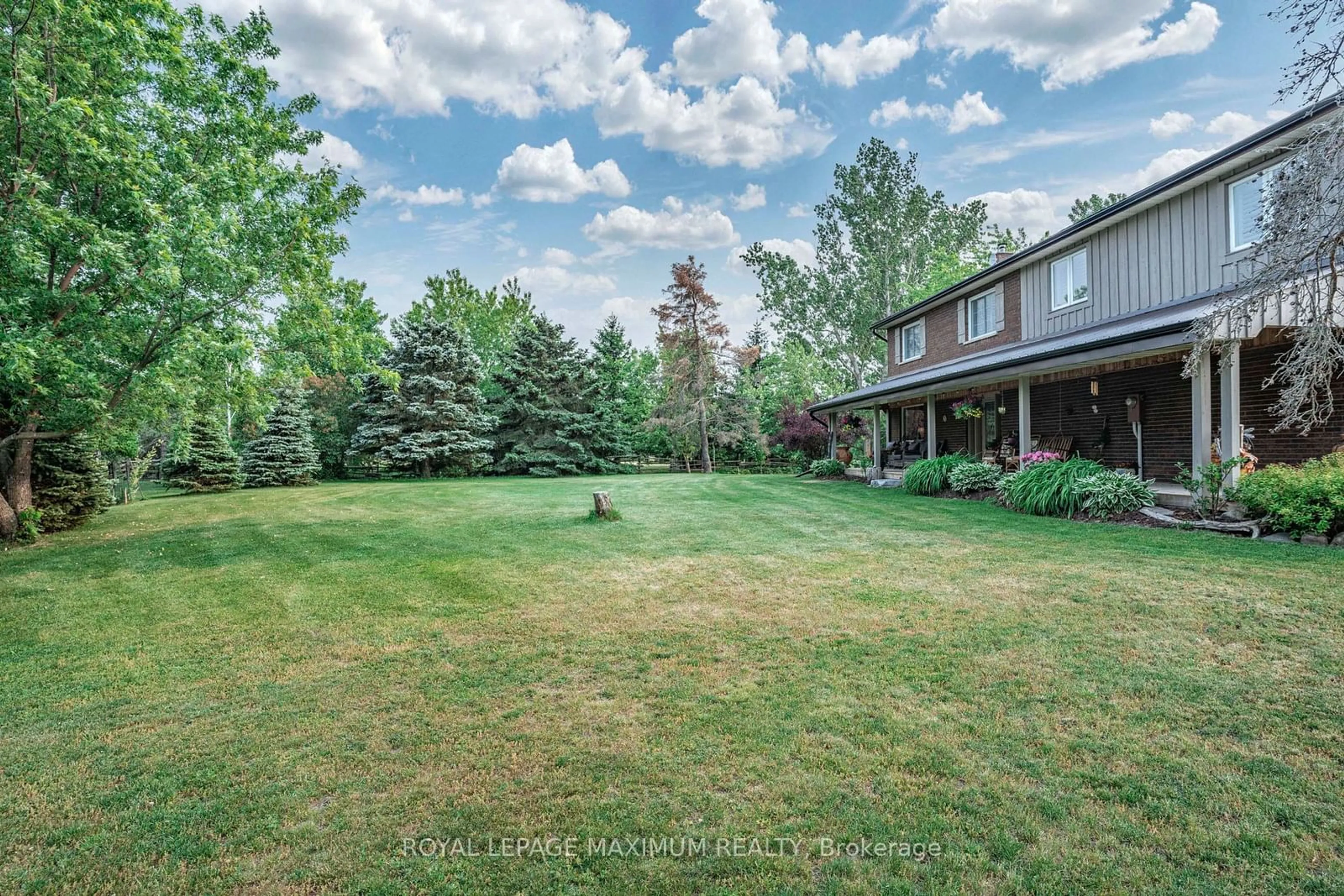 A pic from outside/outdoor area/front of a property/back of a property/a pic from drone, unknown for 4372 Train St, New Tecumseth Ontario L9R 1V4