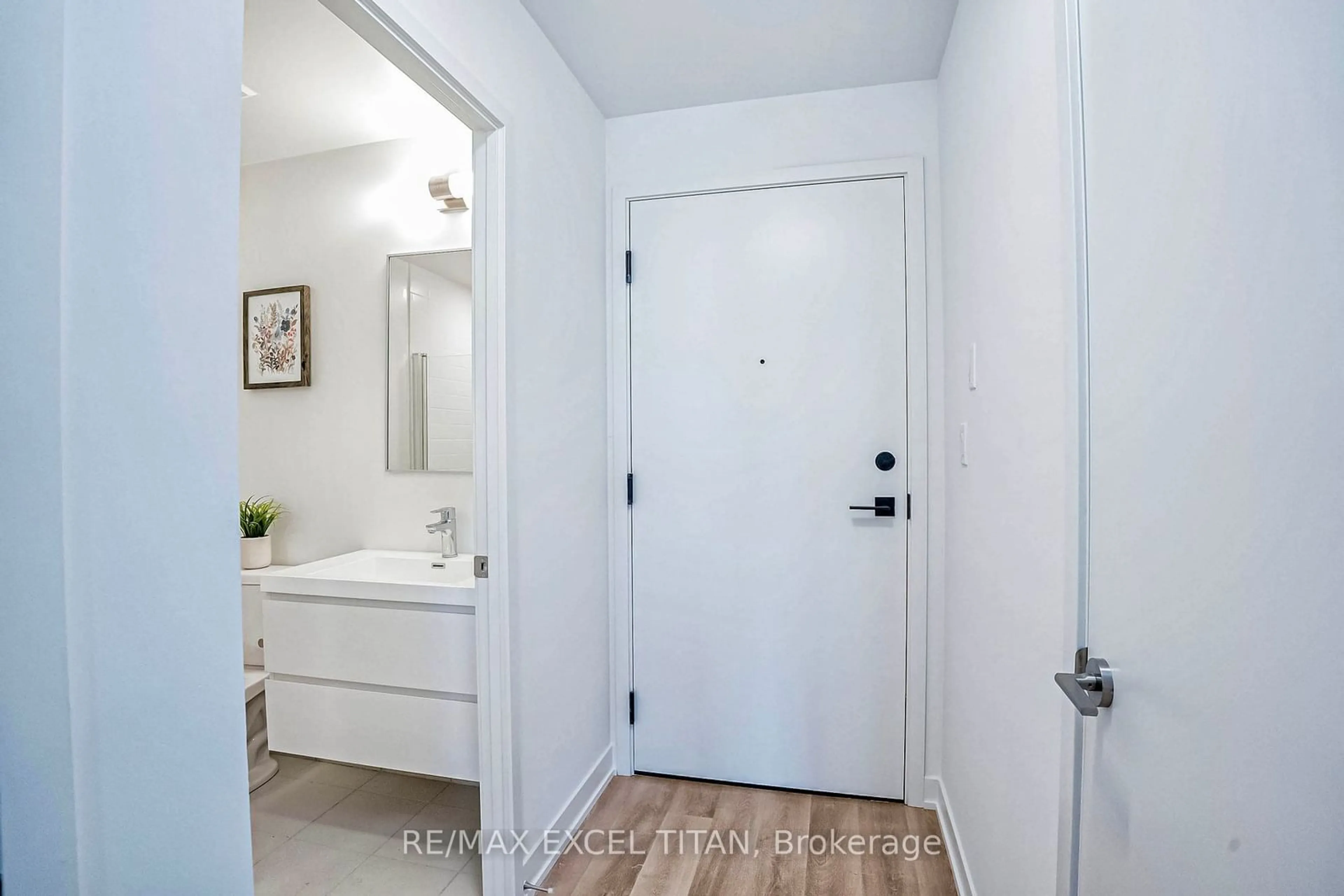 Indoor entryway for 38 Simcoe Promenade #411, Markham Ontario L6G 1B3