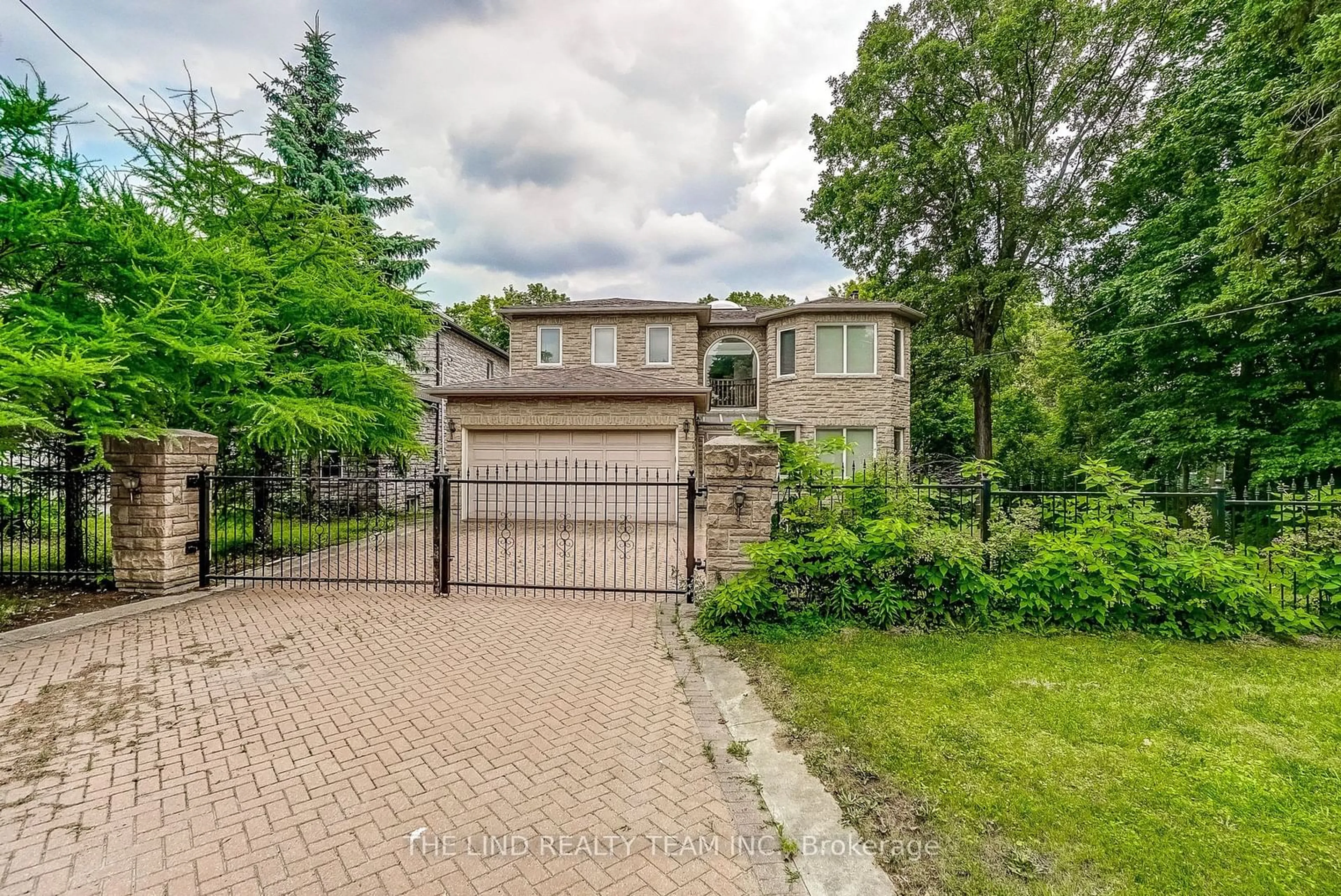 A pic from outside/outdoor area/front of a property/back of a property/a pic from drone, street for 99 Birch Ave, Richmond Hill Ontario L4C 6C5