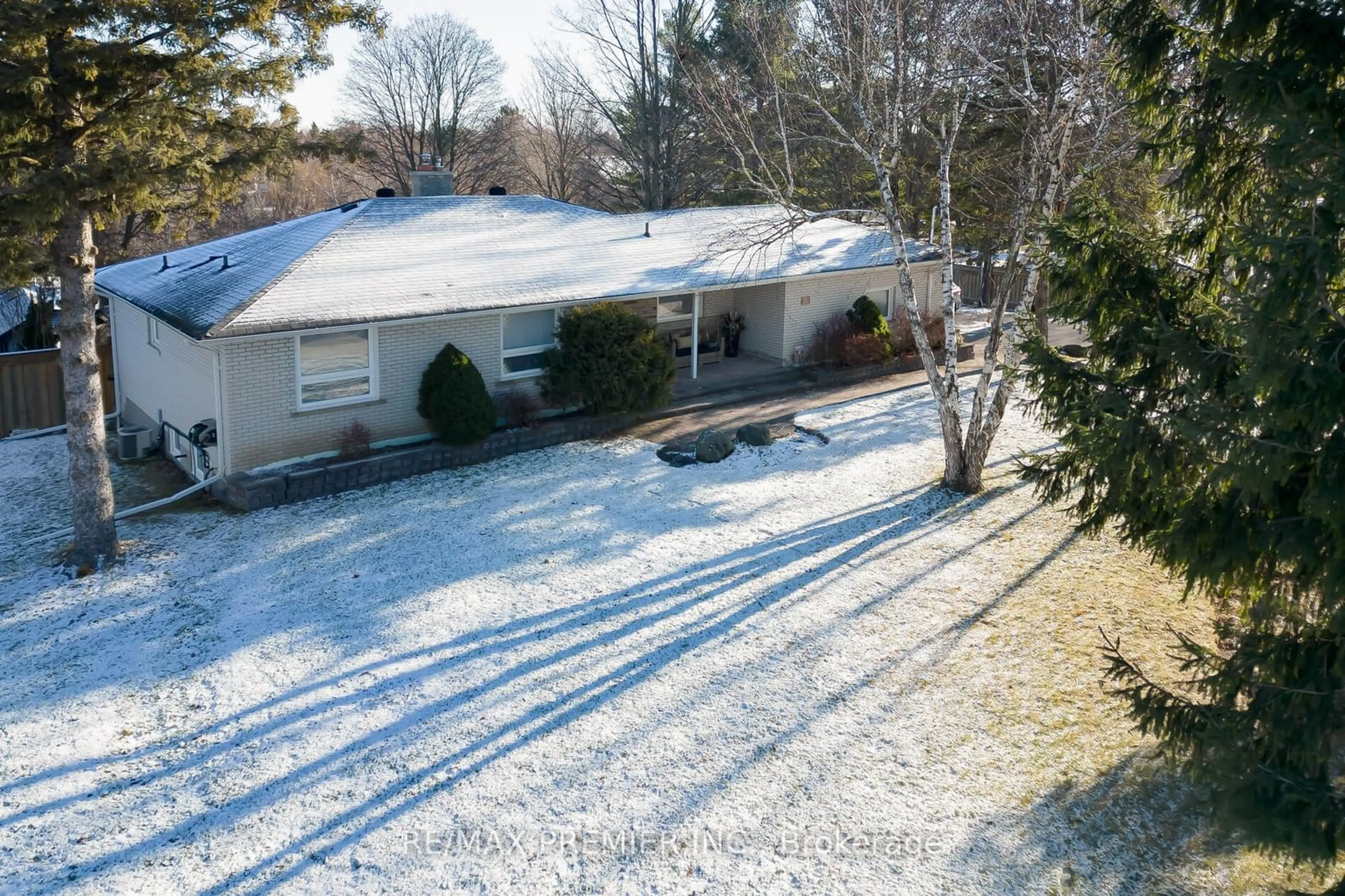 A pic from outside/outdoor area/front of a property/back of a property/a pic from drone, street for 17 Wellar Ave, King Ontario L0G 1N0