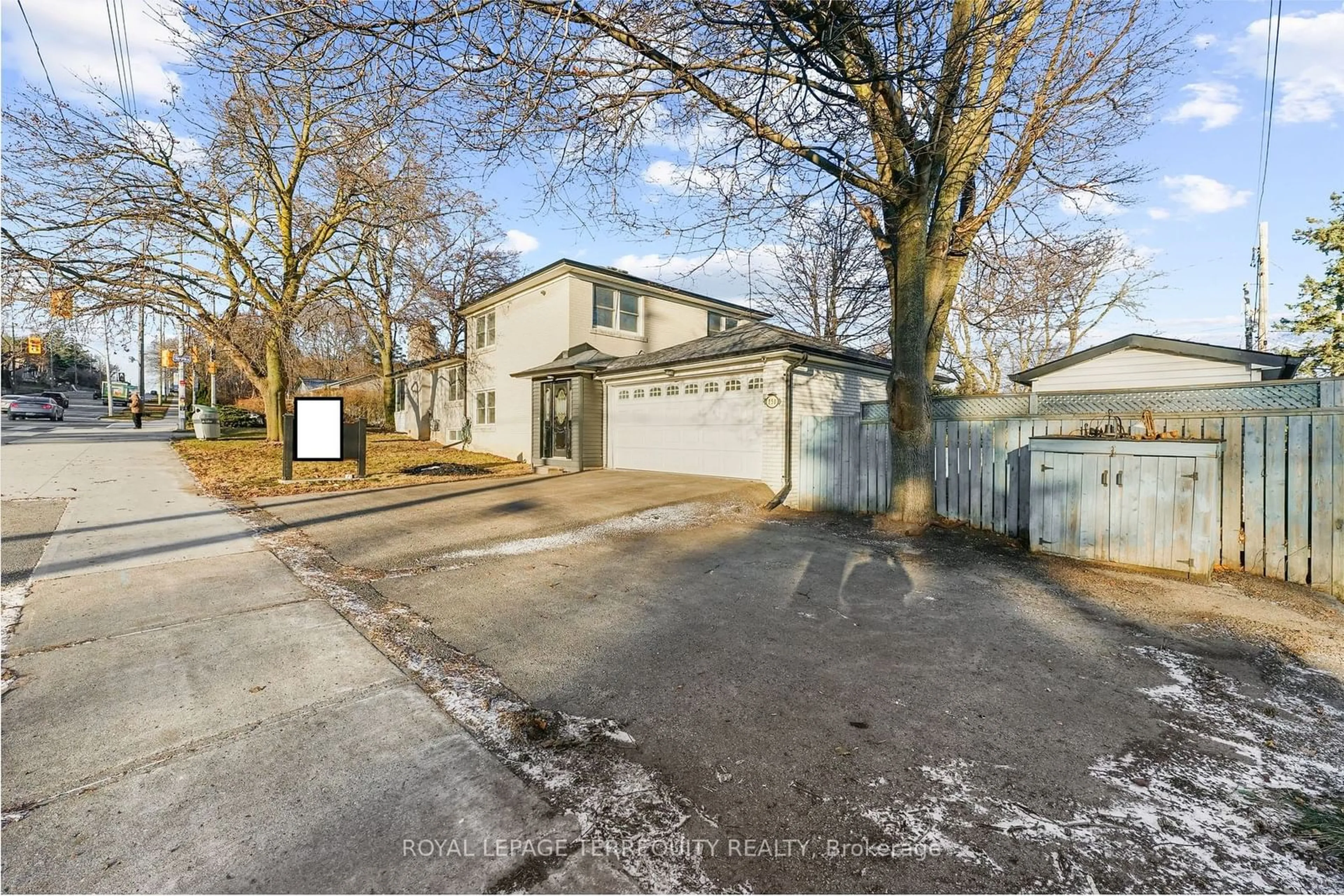 A pic from outside/outdoor area/front of a property/back of a property/a pic from drone, street for 1 Henderson Ave, Markham Ontario L3T 2K2