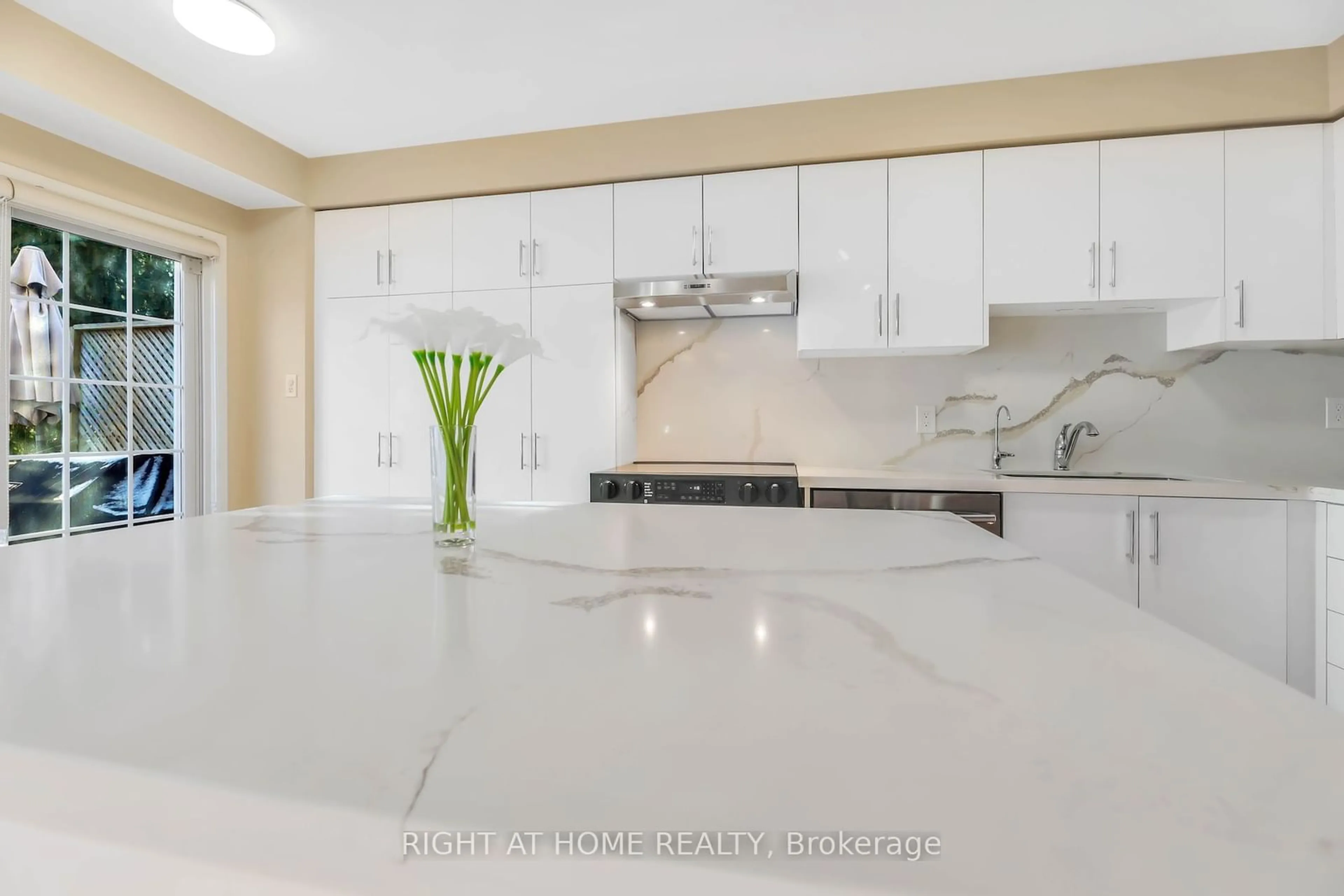 Open concept kitchen, ceramic/tile floor for 130 Mosaics Ave #40, Aurora Ontario L4G 7L5