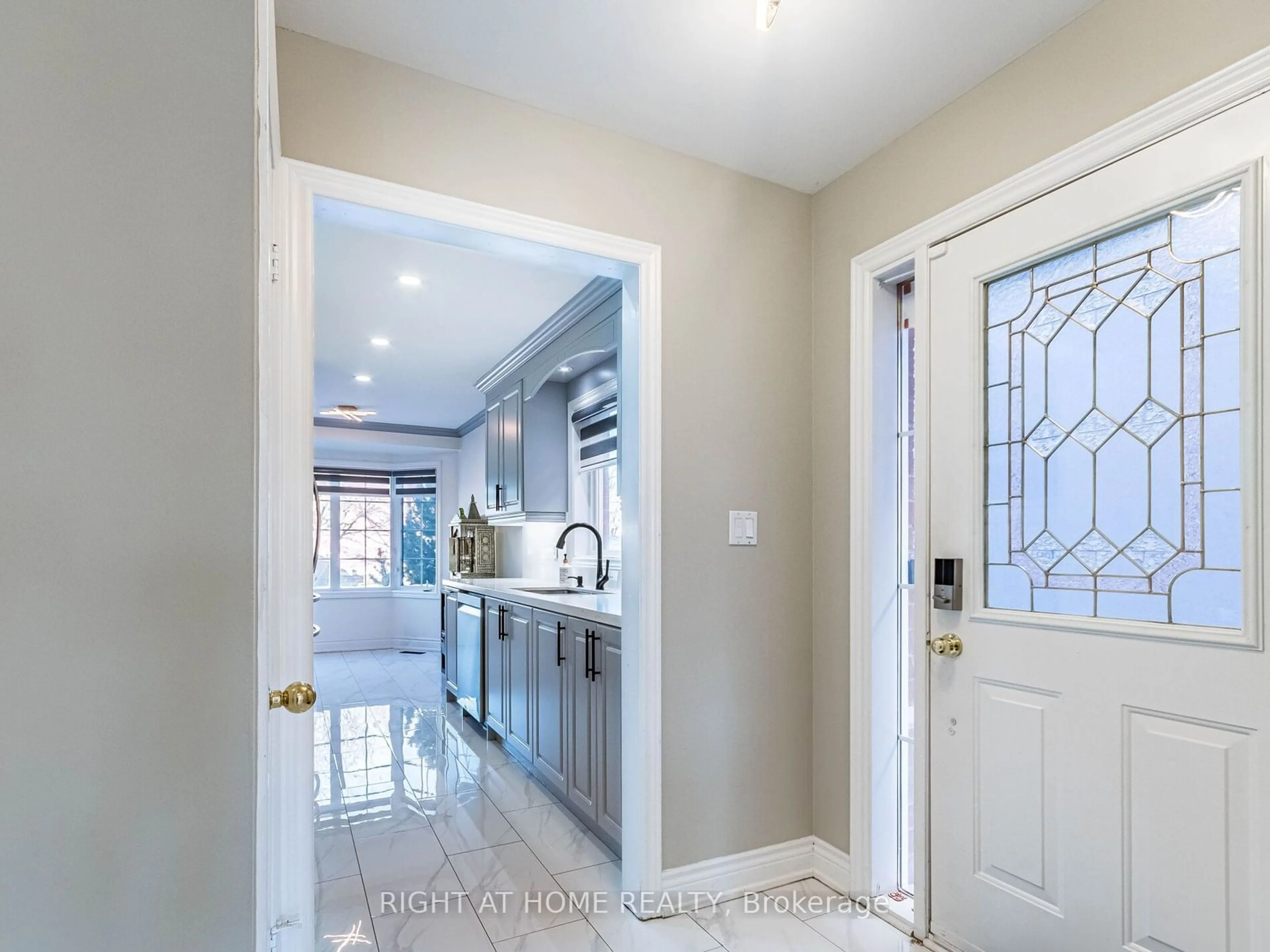 Indoor entryway for 11 ALANNO Way, Vaughan Ontario L4H 1P8