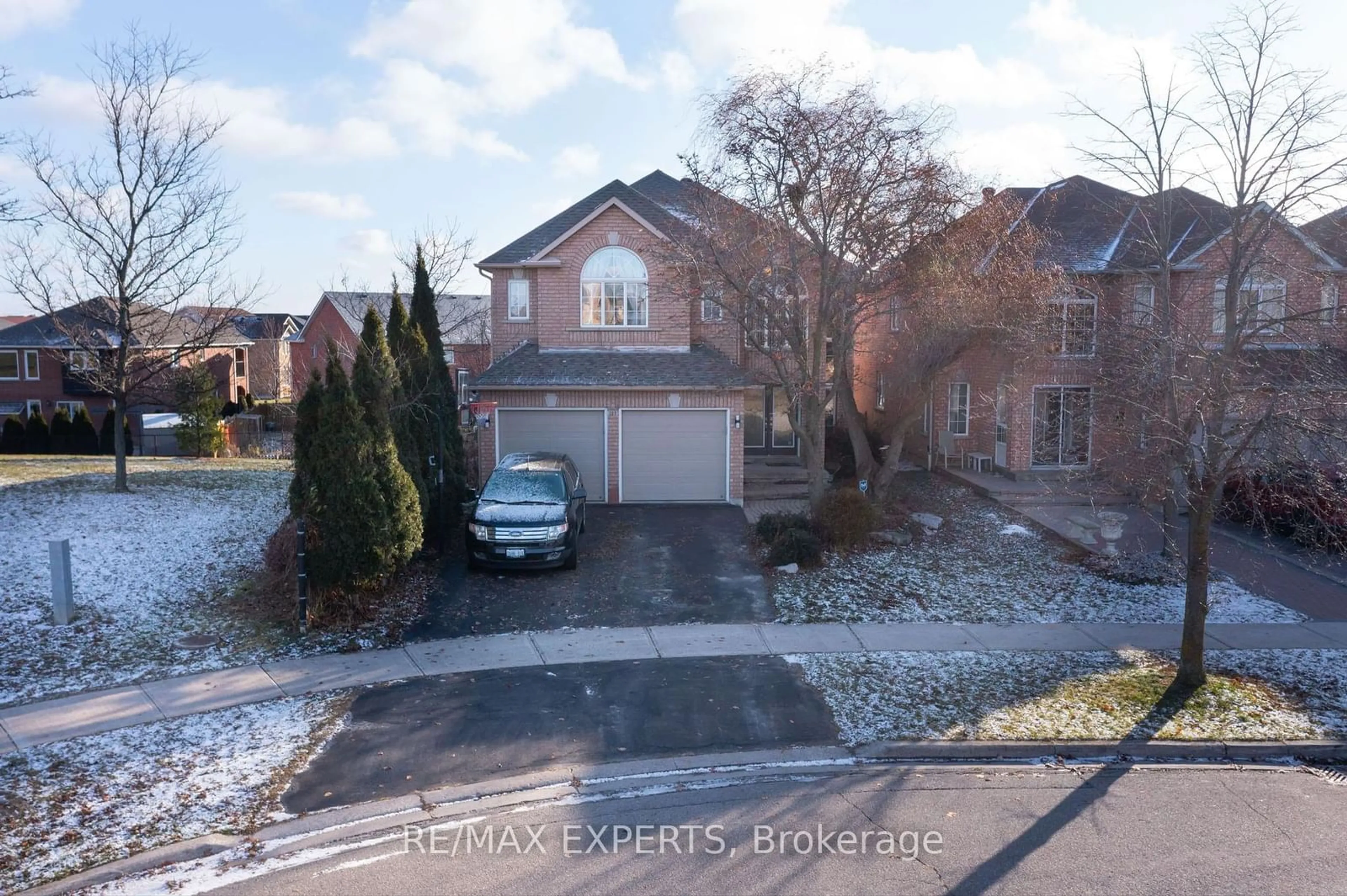 A pic from outside/outdoor area/front of a property/back of a property/a pic from drone, street for 107 Princeton Gate, Vaughan Ontario L6A 2S7