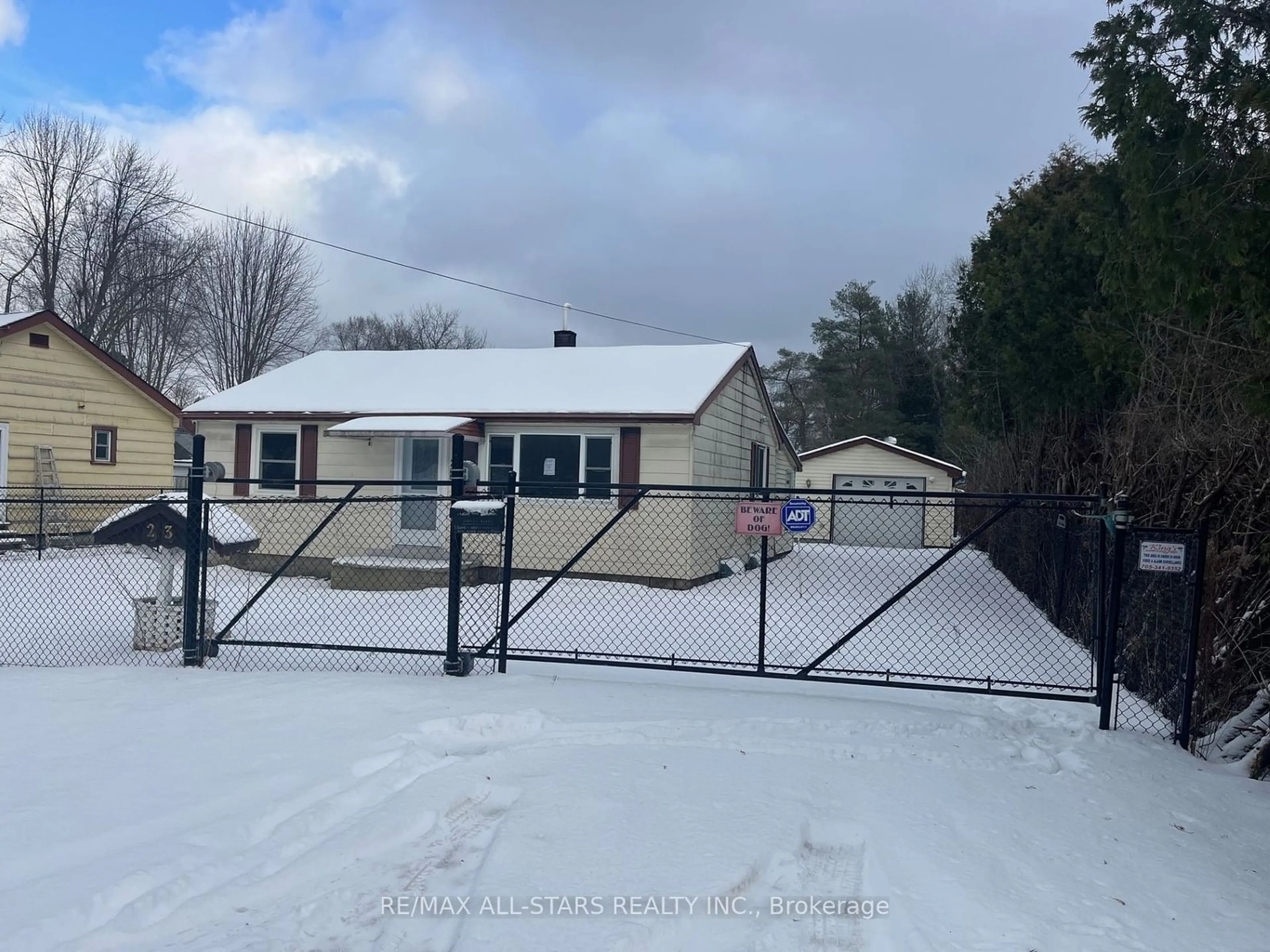 A pic from outside/outdoor area/front of a property/back of a property/a pic from drone, street for 23 Lindell Rd, Georgina Ontario L0E 1N0