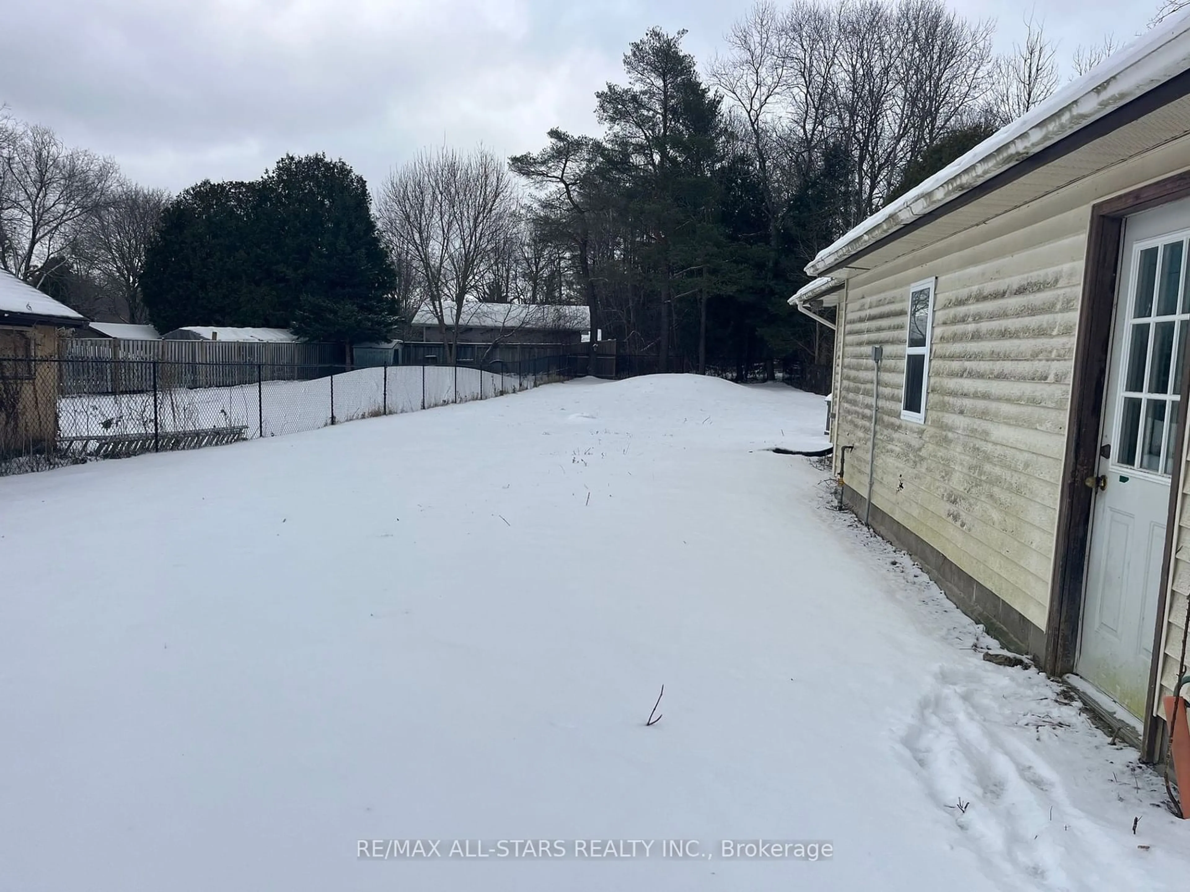 A pic from outside/outdoor area/front of a property/back of a property/a pic from drone, street for 23 Lindell Rd, Georgina Ontario L0E 1N0