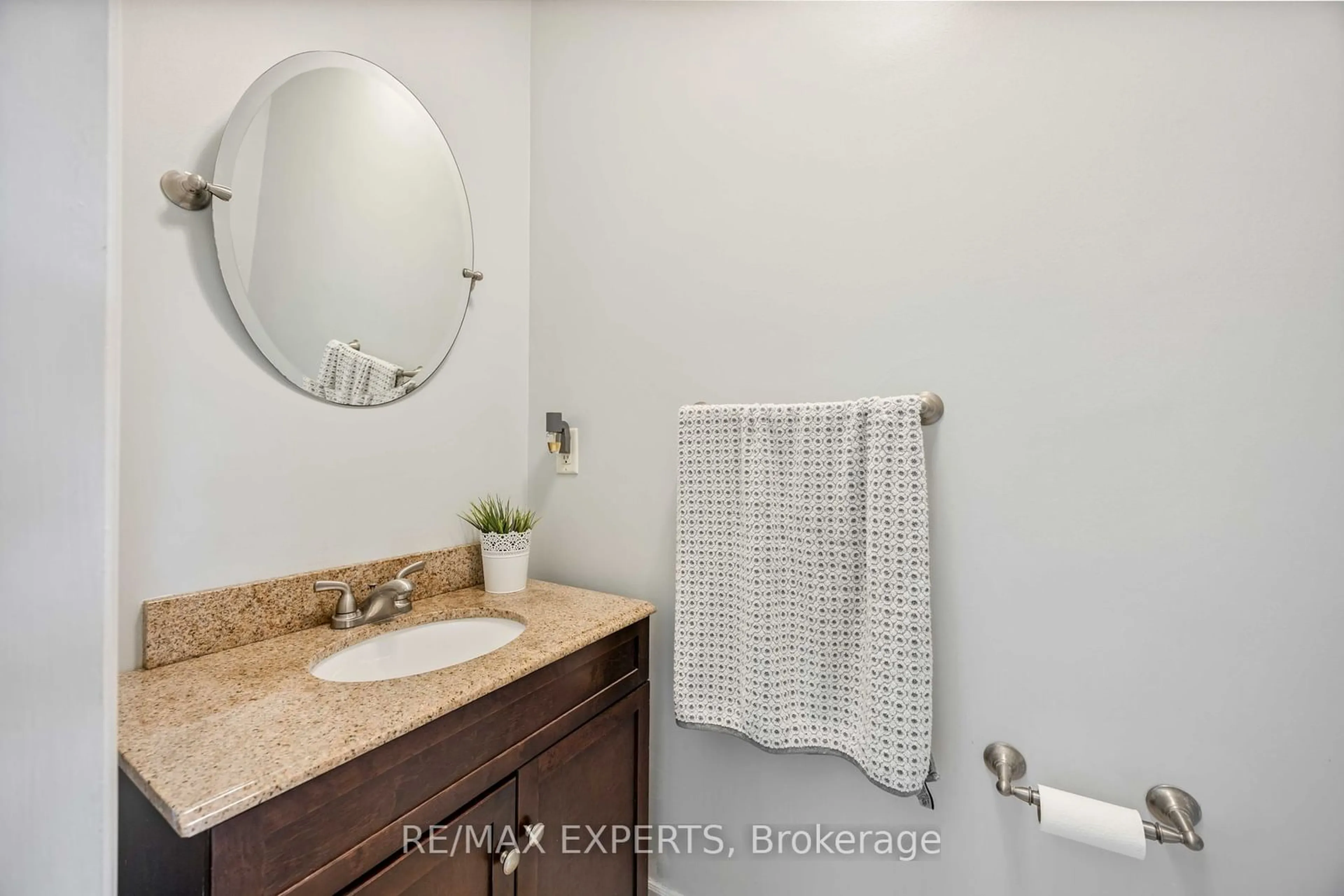 Standard bathroom, ceramic/tile floor for 81 Humber Cres, King Ontario L7B 1J1