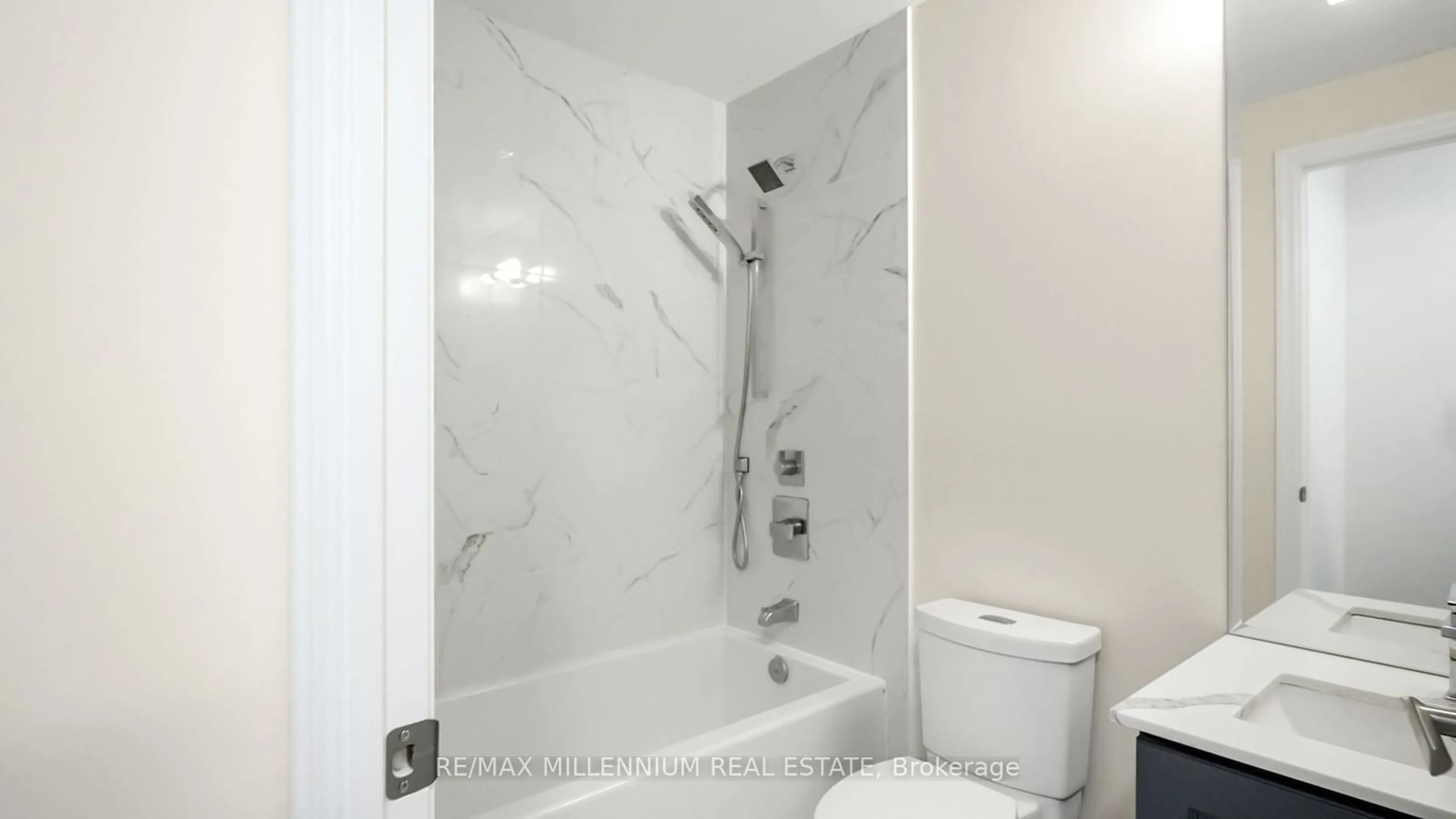 Standard bathroom, ceramic/tile floor for 9085 Jane St #811, Vaughan Ontario L4K 0L8