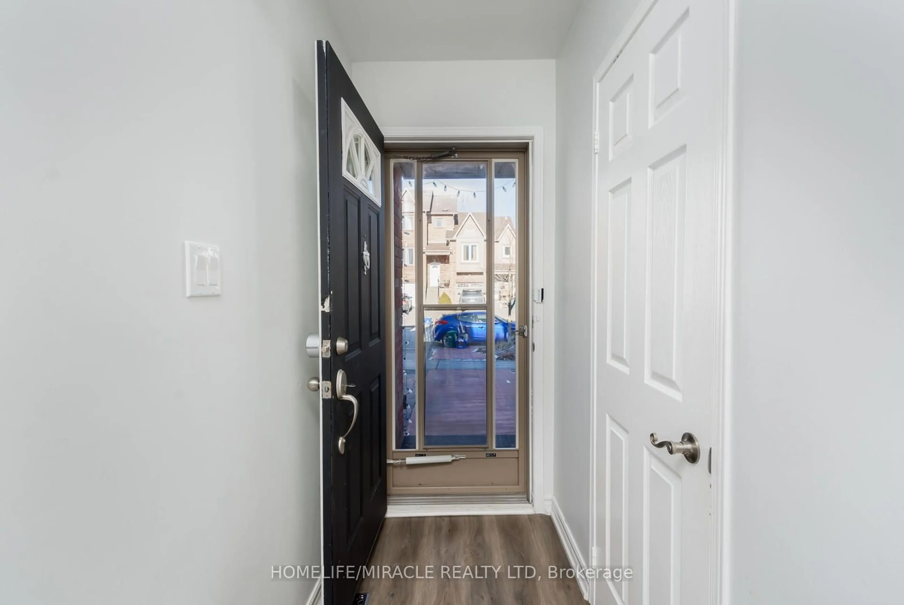 Indoor entryway for 220 Kelso Cres, Vaughan Ontario L6A 2E1