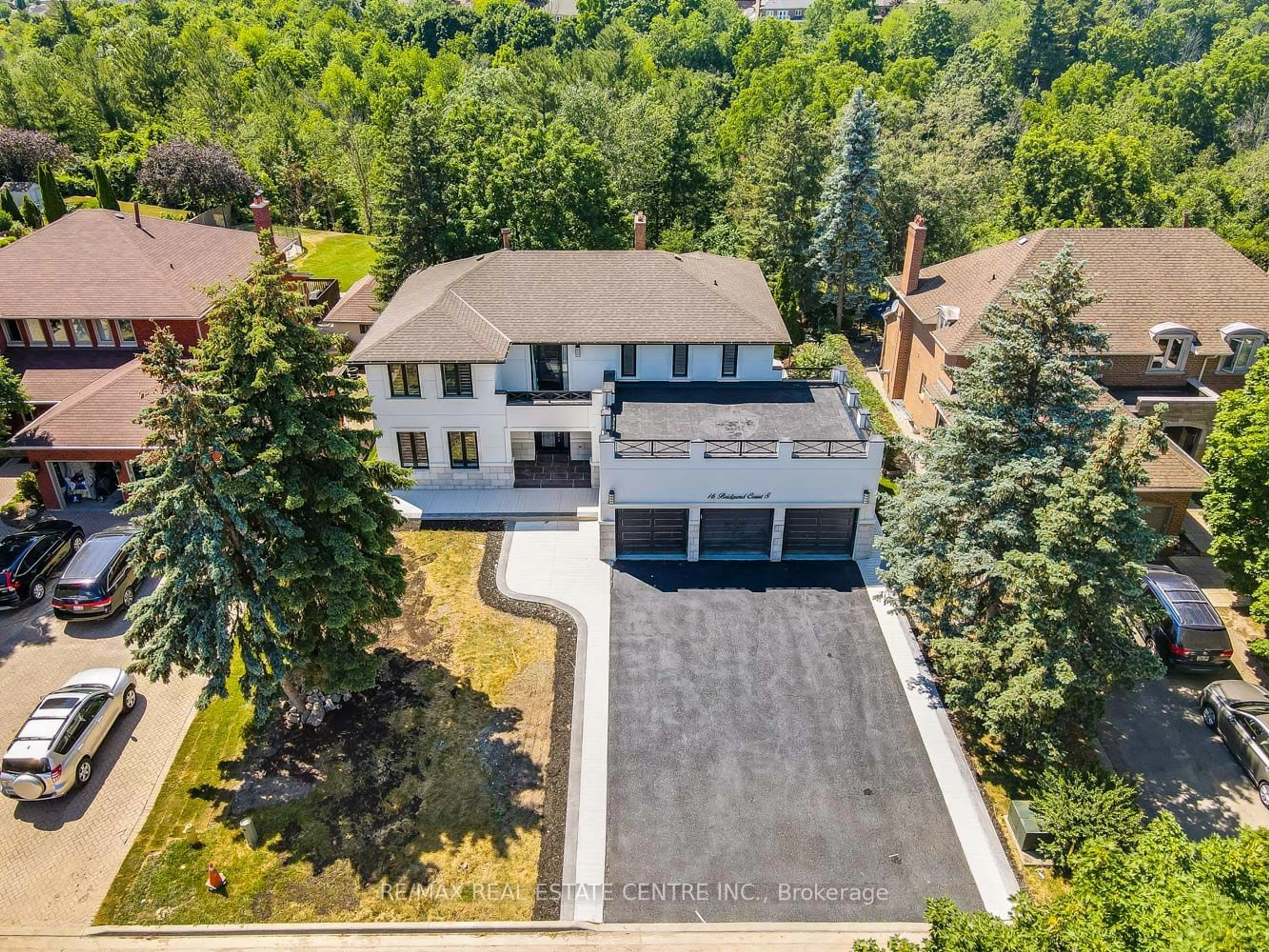 A pic from outside/outdoor area/front of a property/back of a property/a pic from drone, street for 16 Bridgend Crt, Vaughan Ontario L4L 3L3