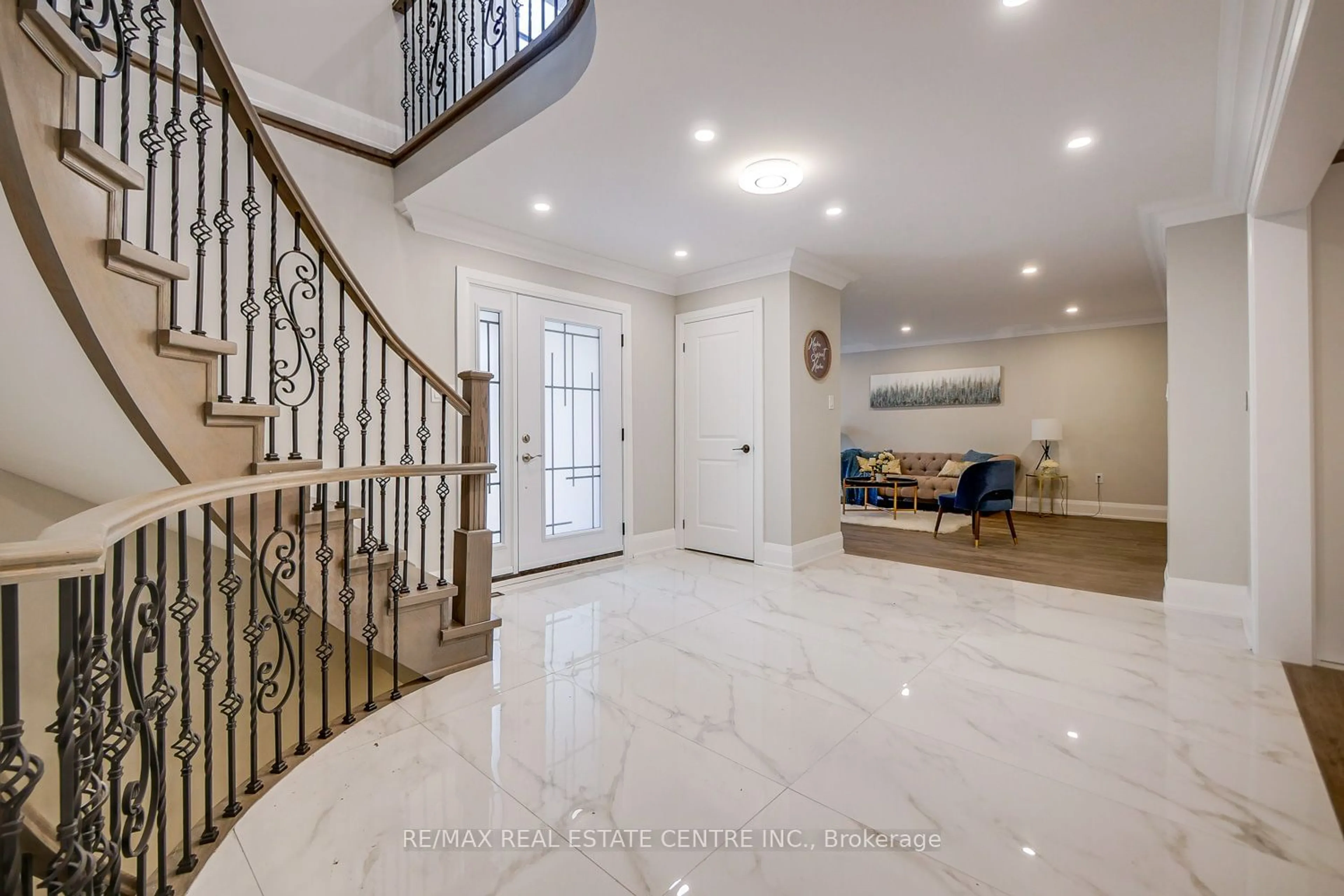 Indoor foyer for 16 Bridgend Crt, Vaughan Ontario L4L 3L3