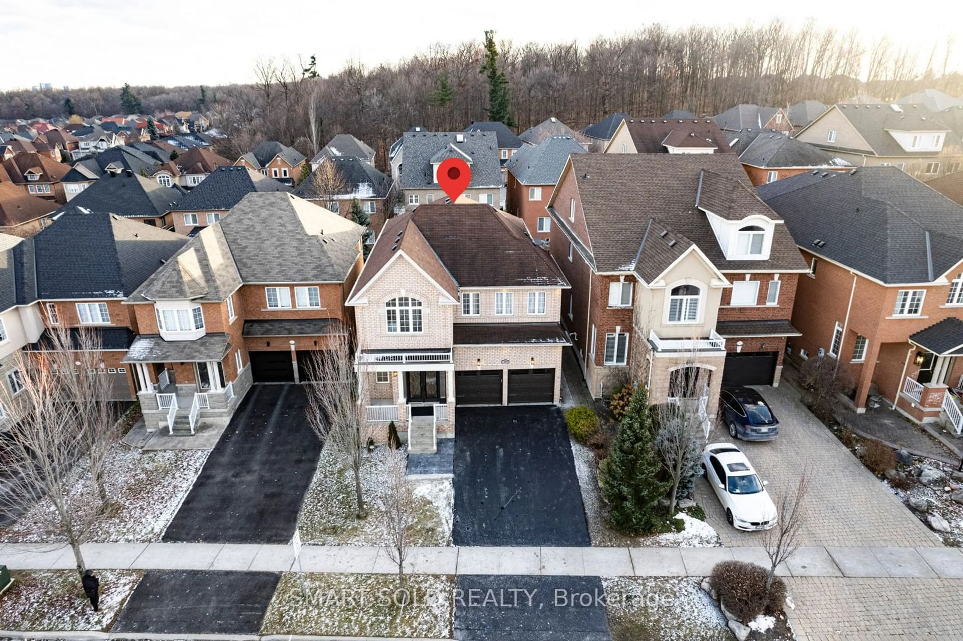 A pic from outside/outdoor area/front of a property/back of a property/a pic from drone, street for 193 Autumn Hill Blvd, Vaughan Ontario L4J 8Y6