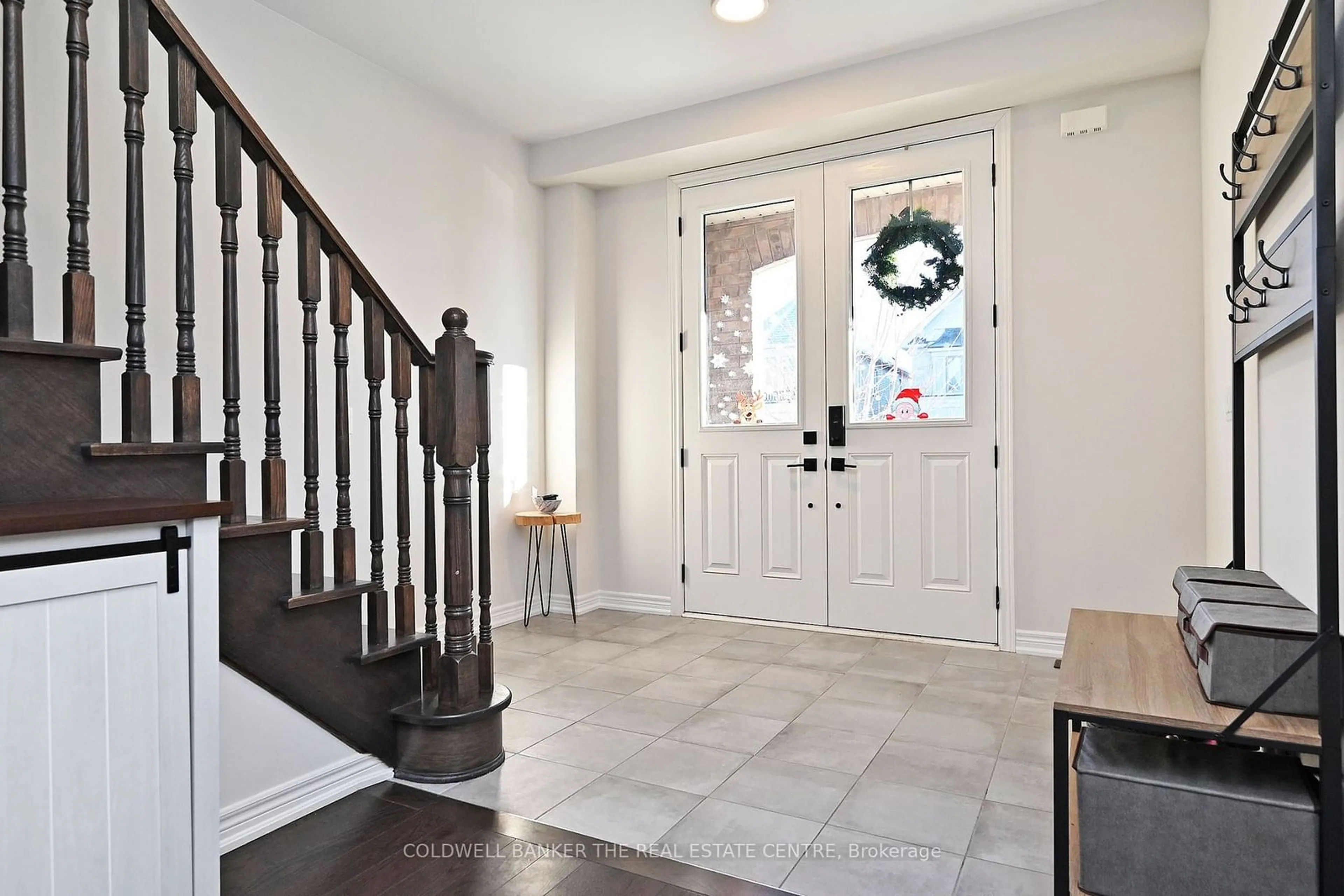 Indoor entryway for 101 Forest Edge Cres, East Gwillimbury Ontario L9N 0S6