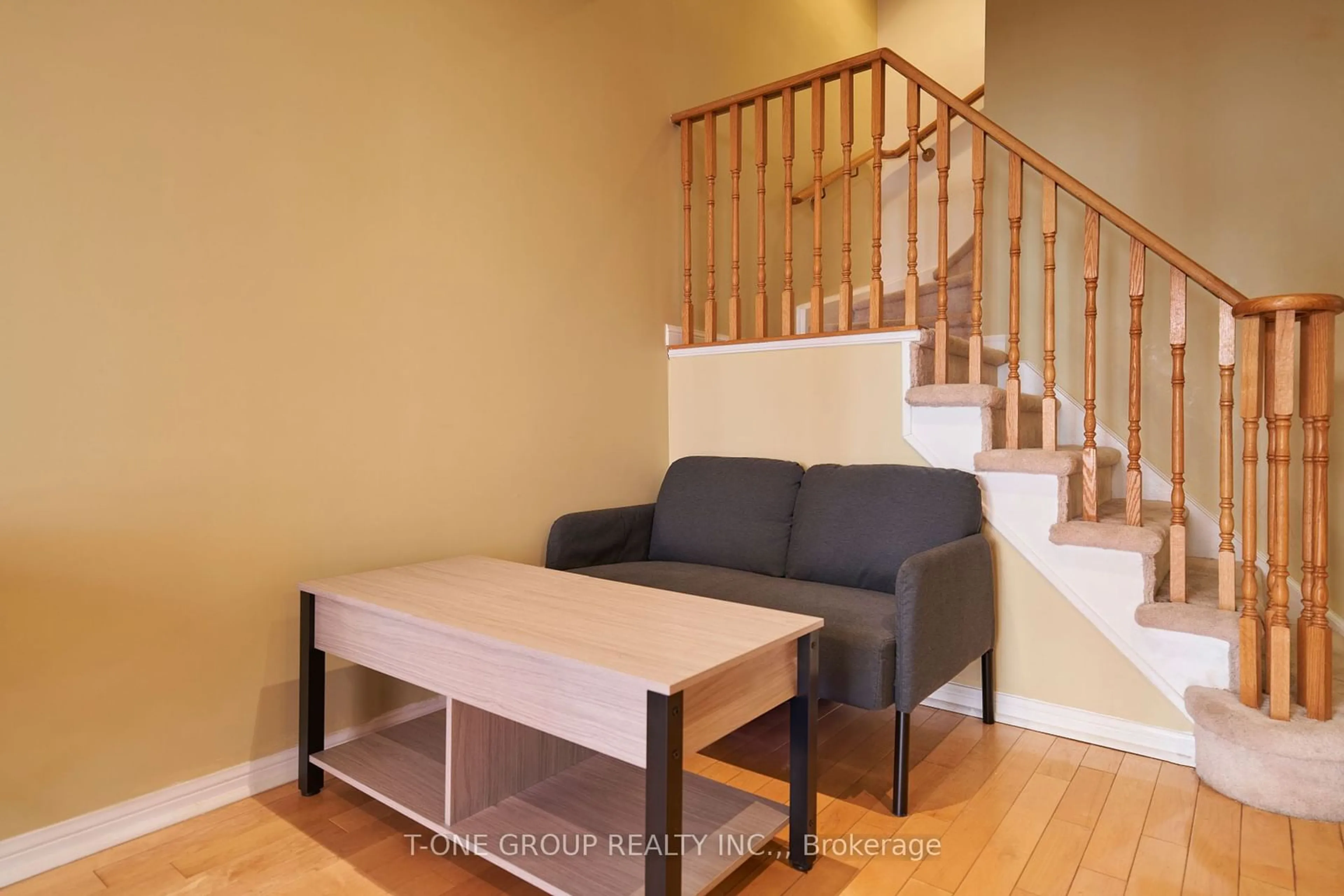 Living room with furniture, wood/laminate floor for 2 Alpen Way #25, Markham Ontario L3R 4G1