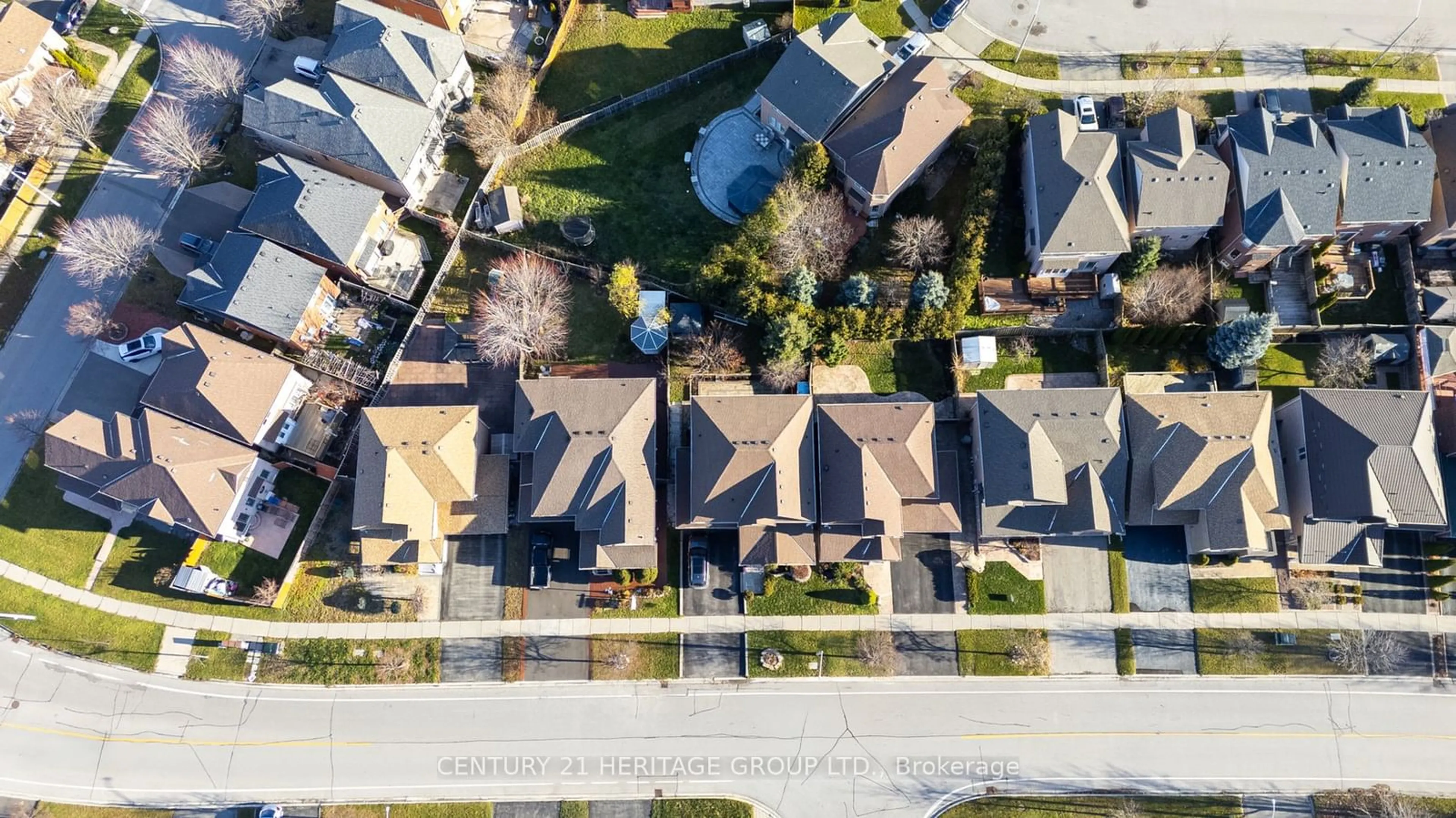 A pic from outside/outdoor area/front of a property/back of a property/a pic from drone, street for 23 Kingshill Rd, Richmond Hill Ontario L4E 4B1