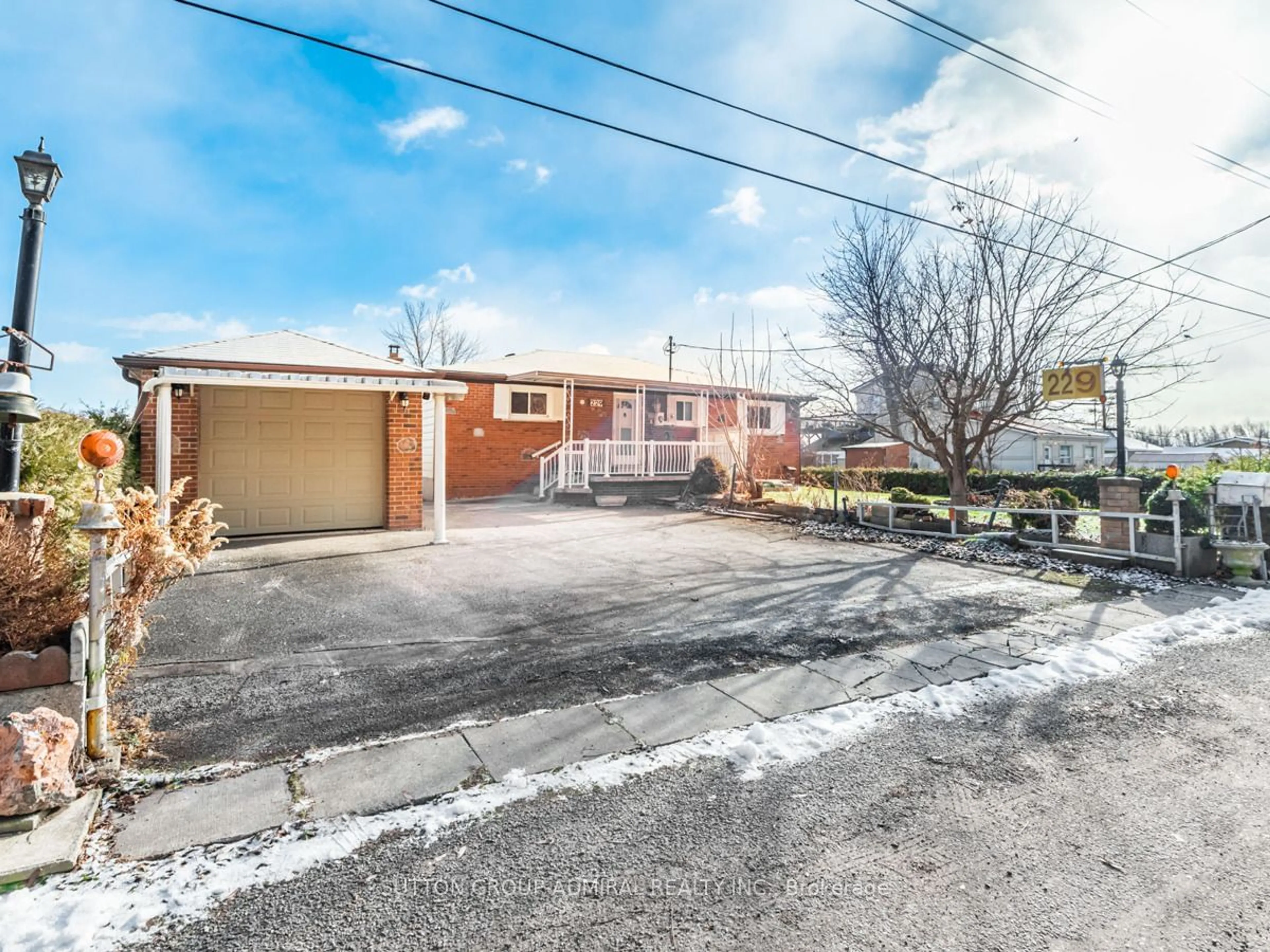 A pic from outside/outdoor area/front of a property/back of a property/a pic from drone, street for 229 Holmes Point Rd, Georgina Ontario L0E 1N0