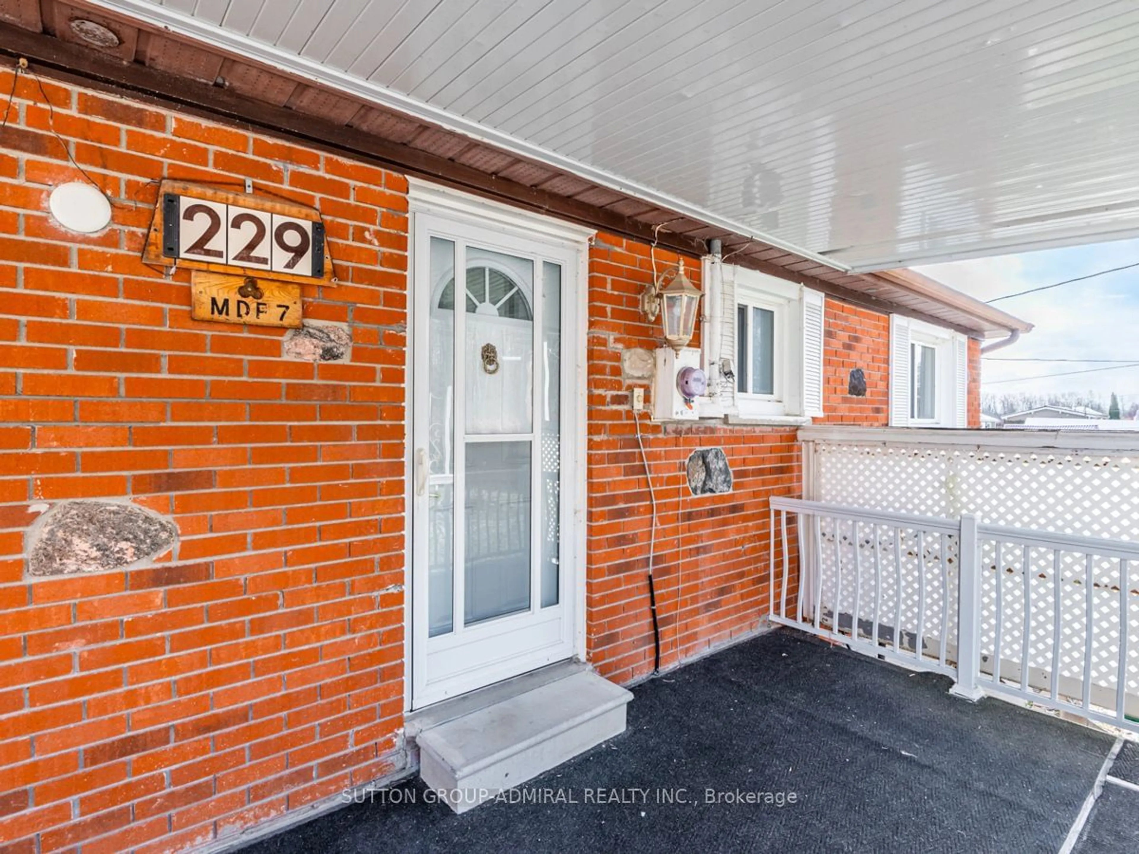 Indoor entryway for 229 Holmes Point Rd, Georgina Ontario L0E 1N0